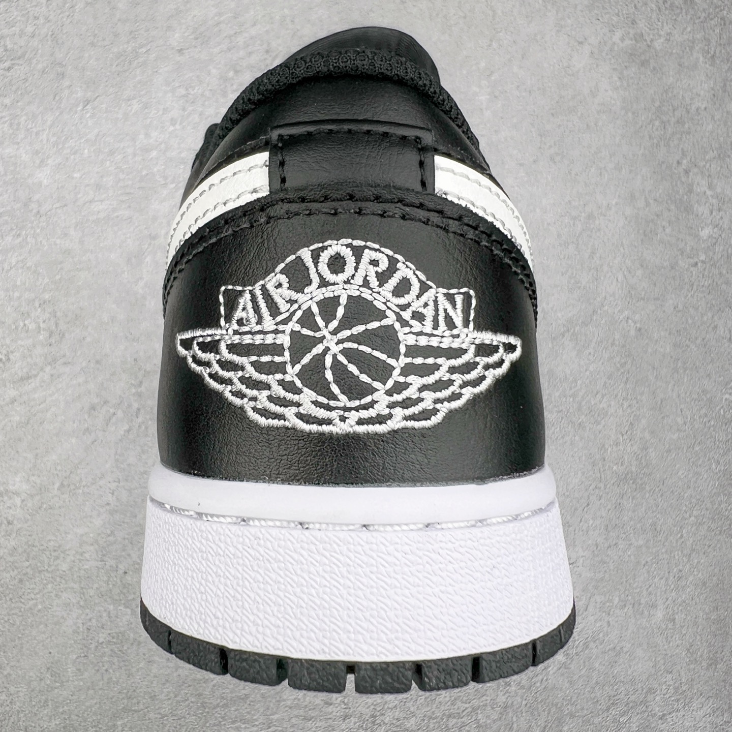 图片[8]-＃DT纯原 Air Jordan AJ1 Low 低帮 黑白 553558-043 终端优势供应 市面中低帮最具代表性版本没有之一 口碑大厂出品 品控大底版型不断改良更新 全套原纸板楦头开发 确保原汁原味 完美呈现版型 完美零毛边处理 原厂内置全掌气垫 价格定位良心 平台专用代工流水线出品 一眼公司既视感 拿到手的一瞬间就与众不同 碾压市面所有版本 全部原鞋开发 每一个配色都会采购原鞋确认细节 打破市面看图做货无好货之说 尺码：35.5 36 36.5 37.5 38 38.5 39 40 40.5 41 42 42.5 43 44 44.5 45 46-选品中心