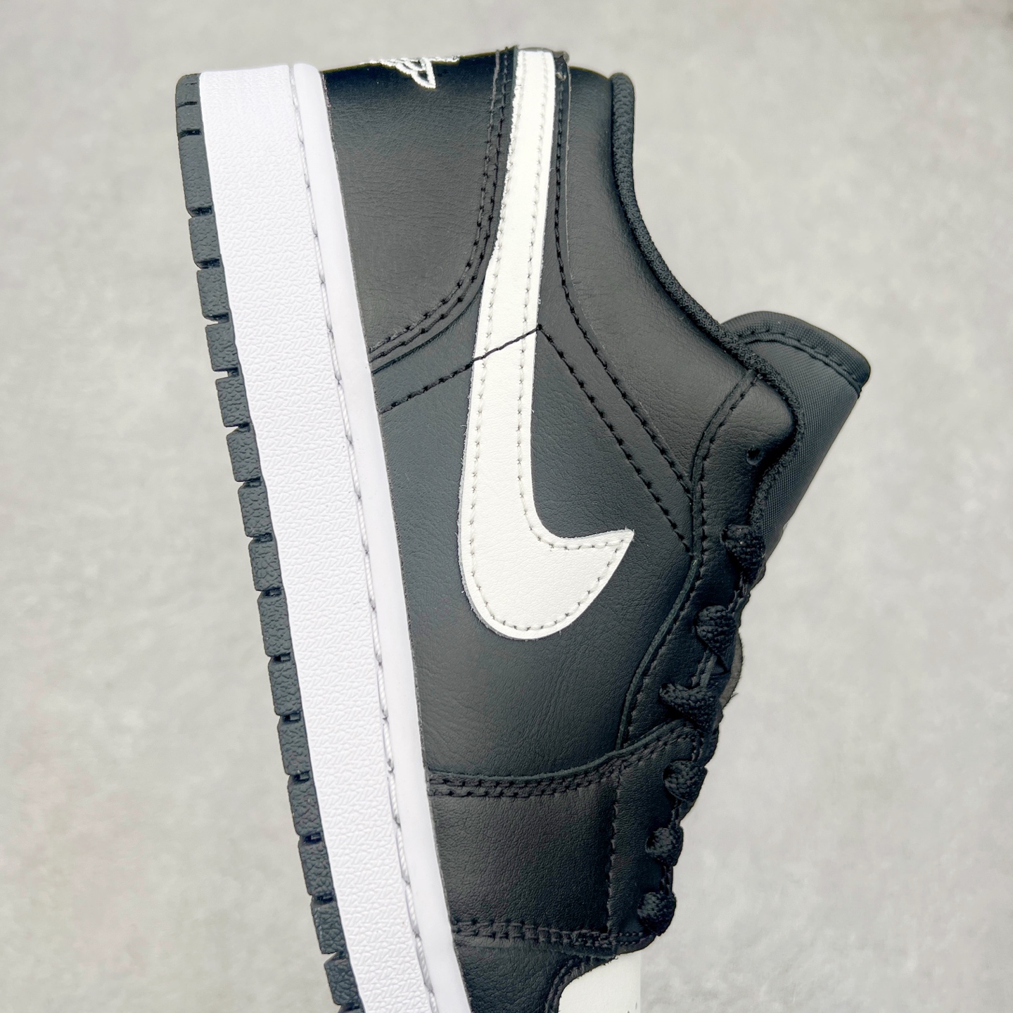 图片[6]-＃DT纯原 Air Jordan AJ1 Low 低帮 黑白 553558-043 终端优势供应 市面中低帮最具代表性版本没有之一 口碑大厂出品 品控大底版型不断改良更新 全套原纸板楦头开发 确保原汁原味 完美呈现版型 完美零毛边处理 原厂内置全掌气垫 价格定位良心 平台专用代工流水线出品 一眼公司既视感 拿到手的一瞬间就与众不同 碾压市面所有版本 全部原鞋开发 每一个配色都会采购原鞋确认细节 打破市面看图做货无好货之说 尺码：35.5 36 36.5 37.5 38 38.5 39 40 40.5 41 42 42.5 43 44 44.5 45 46-选品中心