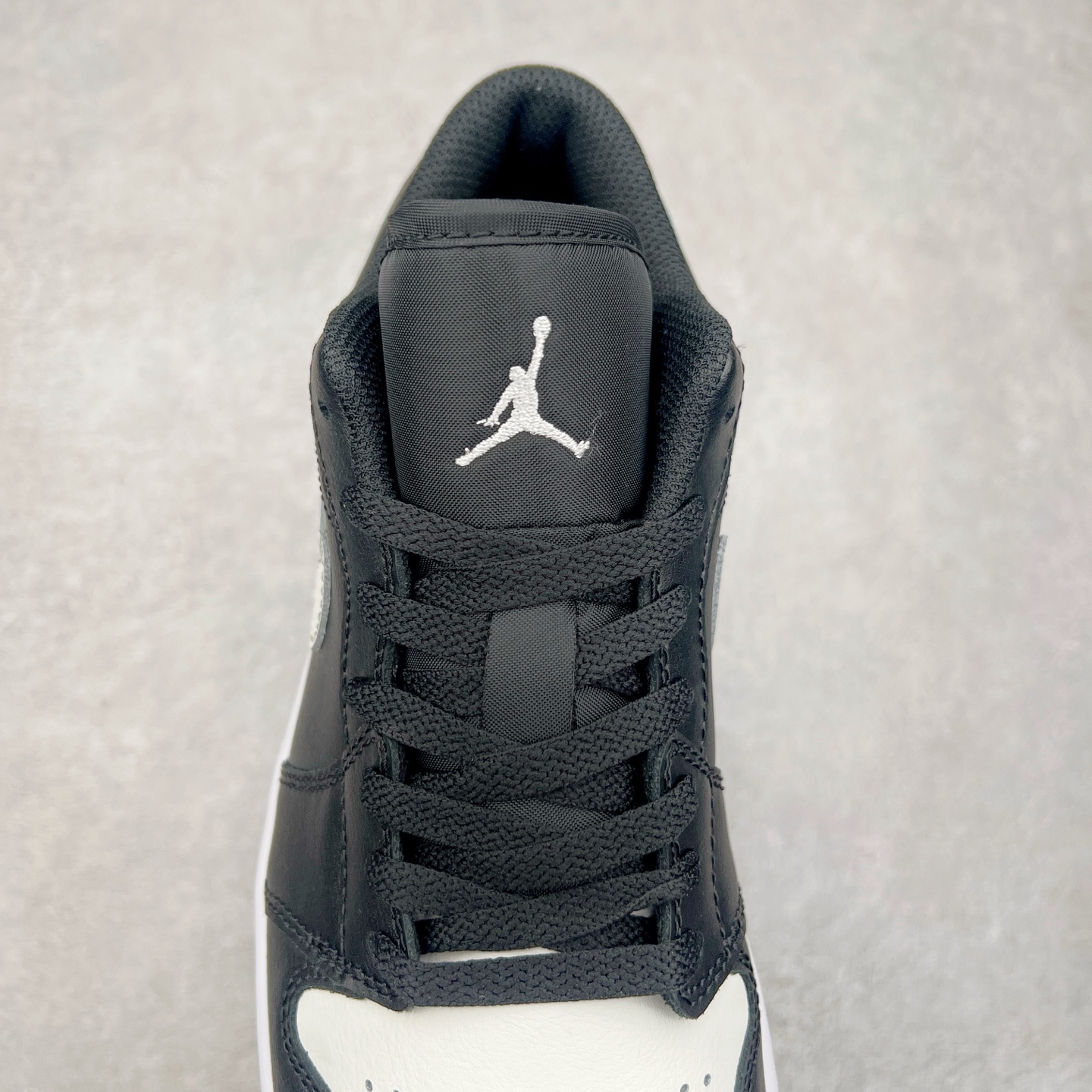 图片[5]-＃DT纯原 Air Jordan AJ1 Low 低帮 黑白 553558-043 终端优势供应 市面中低帮最具代表性版本没有之一 口碑大厂出品 品控大底版型不断改良更新 全套原纸板楦头开发 确保原汁原味 完美呈现版型 完美零毛边处理 原厂内置全掌气垫 价格定位良心 平台专用代工流水线出品 一眼公司既视感 拿到手的一瞬间就与众不同 碾压市面所有版本 全部原鞋开发 每一个配色都会采购原鞋确认细节 打破市面看图做货无好货之说 尺码：35.5 36 36.5 37.5 38 38.5 39 40 40.5 41 42 42.5 43 44 44.5 45 46-选品中心