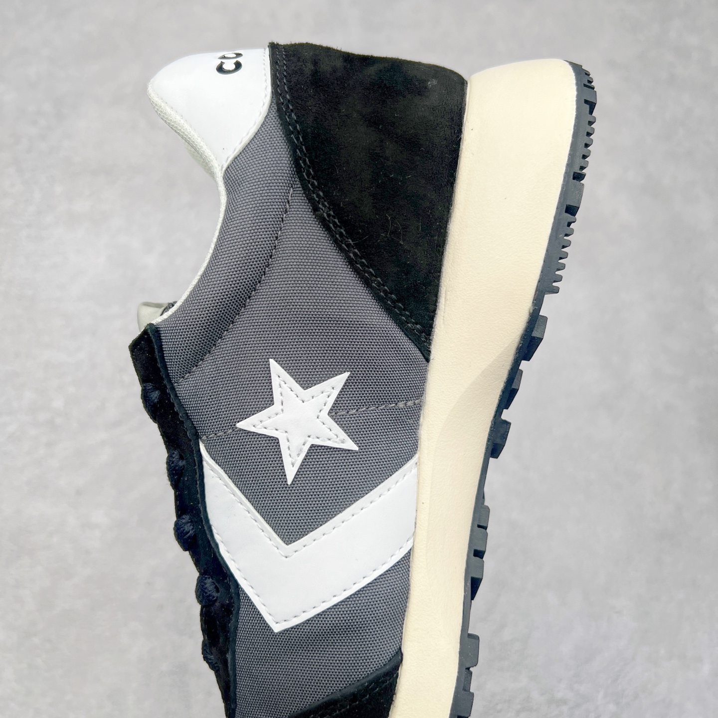 图片[6]-Converse Omega Trainer 王源同款 匡威官方 学院复古休闲阿甘跑步鞋 翻毛皮鞋面搭配网眼设计 不仅时尚感十足 还很舒适透气 Comfort鞋垫搭配轻盈的EVA中底 绝佳脚感体验 货号：A13378C 黑色 货号：A13376C 灰色 货号：A13377C 米白红 尺码：36 36.5 37 37.5 38 39 39.5 40 41 41.5 42 42.5 43 44-选品中心