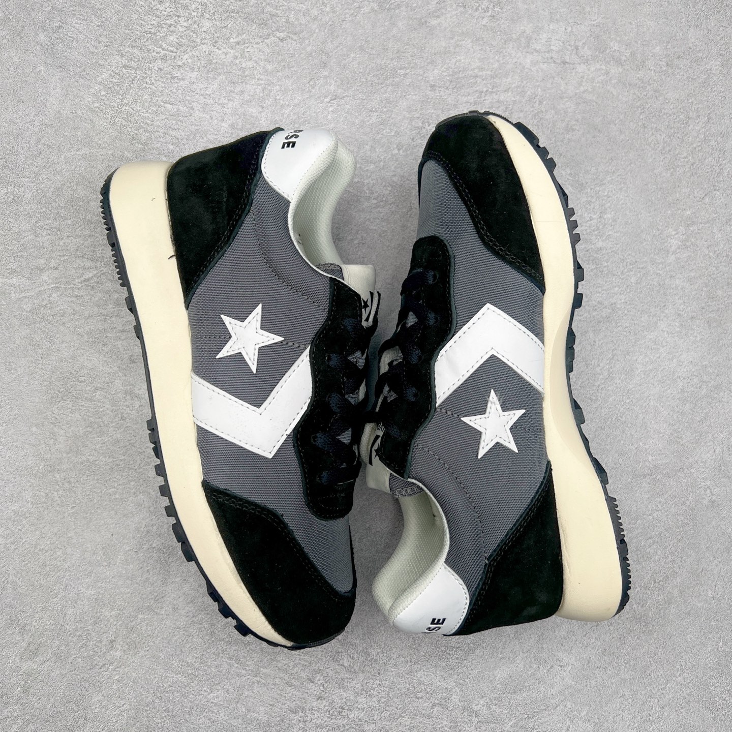 图片[3]-Converse Omega Trainer 王源同款 匡威官方 学院复古休闲阿甘跑步鞋 翻毛皮鞋面搭配网眼设计 不仅时尚感十足 还很舒适透气 Comfort鞋垫搭配轻盈的EVA中底 绝佳脚感体验 货号：A13378C 黑色 货号：A13376C 灰色 货号：A13377C 米白红 尺码：36 36.5 37 37.5 38 39 39.5 40 41 41.5 42 42.5 43 44-选品中心