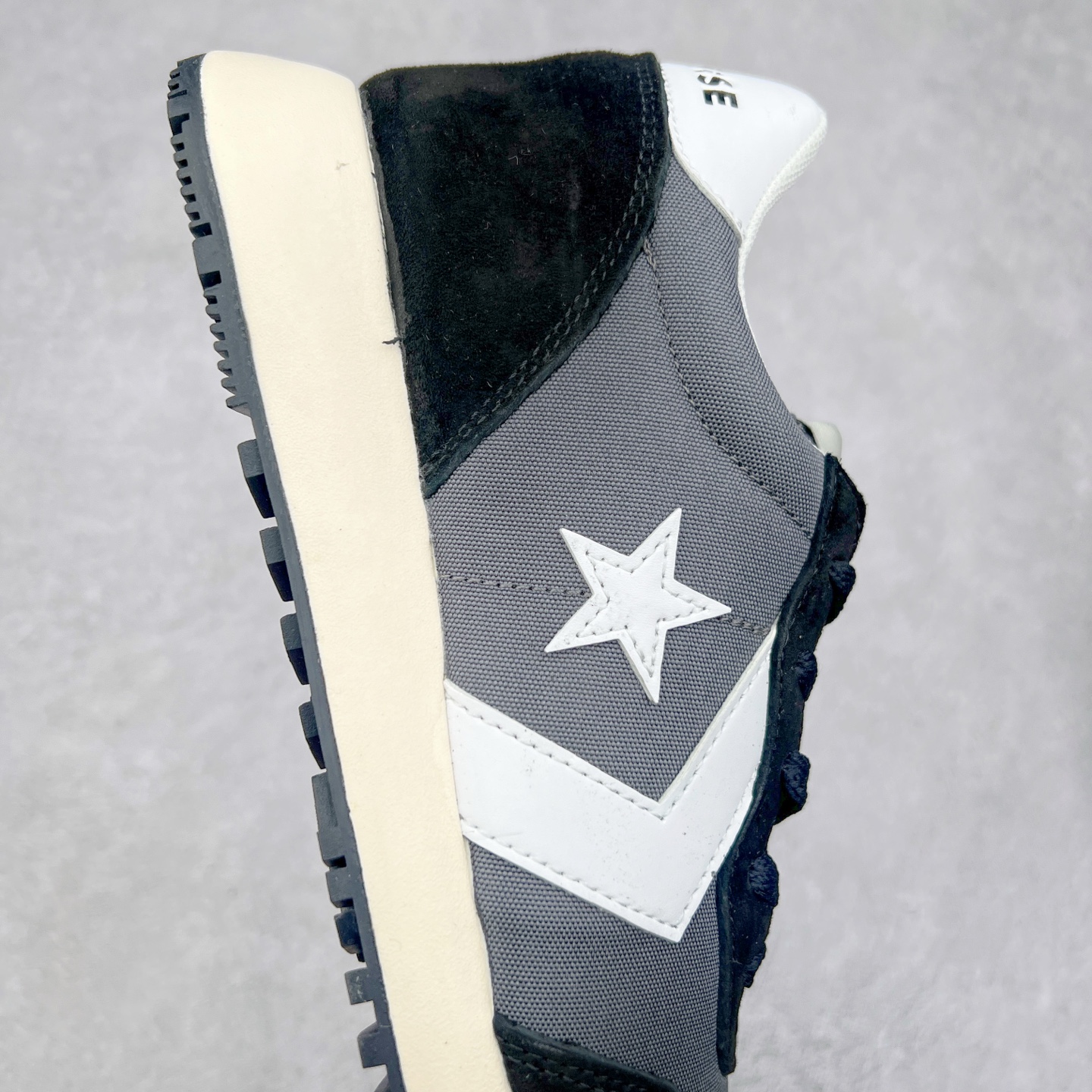 图片[5]-Converse Omega Trainer 王源同款 匡威官方 学院复古休闲阿甘跑步鞋 翻毛皮鞋面搭配网眼设计 不仅时尚感十足 还很舒适透气 Comfort鞋垫搭配轻盈的EVA中底 绝佳脚感体验 货号：A13378C 黑色 货号：A13376C 灰色 货号：A13377C 米白红 尺码：36 36.5 37 37.5 38 39 39.5 40 41 41.5 42 42.5 43 44-选品中心