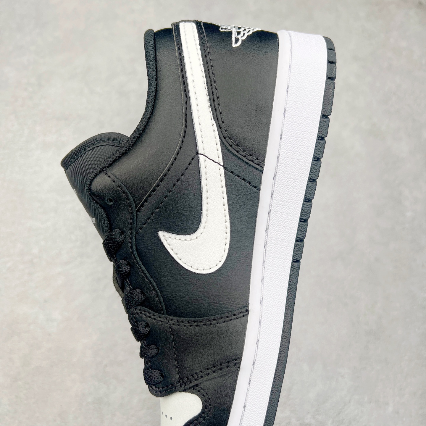 图片[7]-＃DT纯原 Air Jordan AJ1 Low 低帮 黑白 553558-043 终端优势供应 市面中低帮最具代表性版本没有之一 口碑大厂出品 品控大底版型不断改良更新 全套原纸板楦头开发 确保原汁原味 完美呈现版型 完美零毛边处理 原厂内置全掌气垫 价格定位良心 平台专用代工流水线出品 一眼公司既视感 拿到手的一瞬间就与众不同 碾压市面所有版本 全部原鞋开发 每一个配色都会采购原鞋确认细节 打破市面看图做货无好货之说 尺码：35.5 36 36.5 37.5 38 38.5 39 40 40.5 41 42 42.5 43 44 44.5 45 46-选品中心