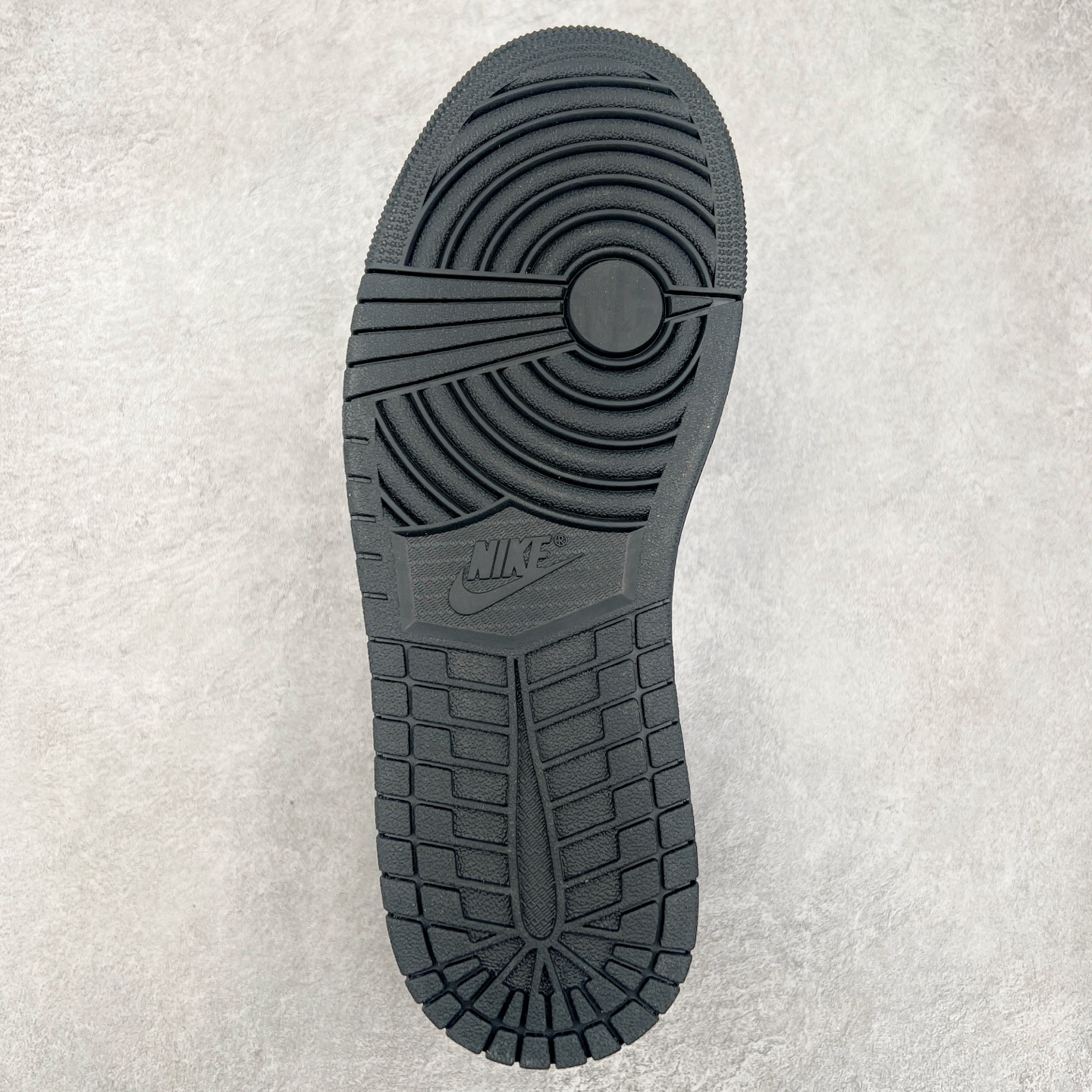 图片[9]-＃DT纯原 Air Jordan AJ1 Low 低帮 黑白 553558-043 终端优势供应 市面中低帮最具代表性版本没有之一 口碑大厂出品 品控大底版型不断改良更新 全套原纸板楦头开发 确保原汁原味 完美呈现版型 完美零毛边处理 原厂内置全掌气垫 价格定位良心 平台专用代工流水线出品 一眼公司既视感 拿到手的一瞬间就与众不同 碾压市面所有版本 全部原鞋开发 每一个配色都会采购原鞋确认细节 打破市面看图做货无好货之说 尺码：35.5 36 36.5 37.5 38 38.5 39 40 40.5 41 42 42.5 43 44 44.5 45 46-选品中心