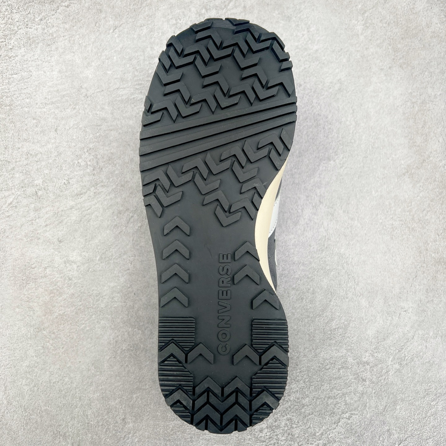 图片[8]-Converse Omega Trainer 王源同款 匡威官方 学院复古休闲阿甘跑步鞋 翻毛皮鞋面搭配网眼设计 不仅时尚感十足 还很舒适透气 Comfort鞋垫搭配轻盈的EVA中底 绝佳脚感体验 货号：A13378C 黑色 货号：A13376C 灰色 货号：A13377C 米白红 尺码：36 36.5 37 37.5 38 39 39.5 40 41 41.5 42 42.5 43 44-选品中心