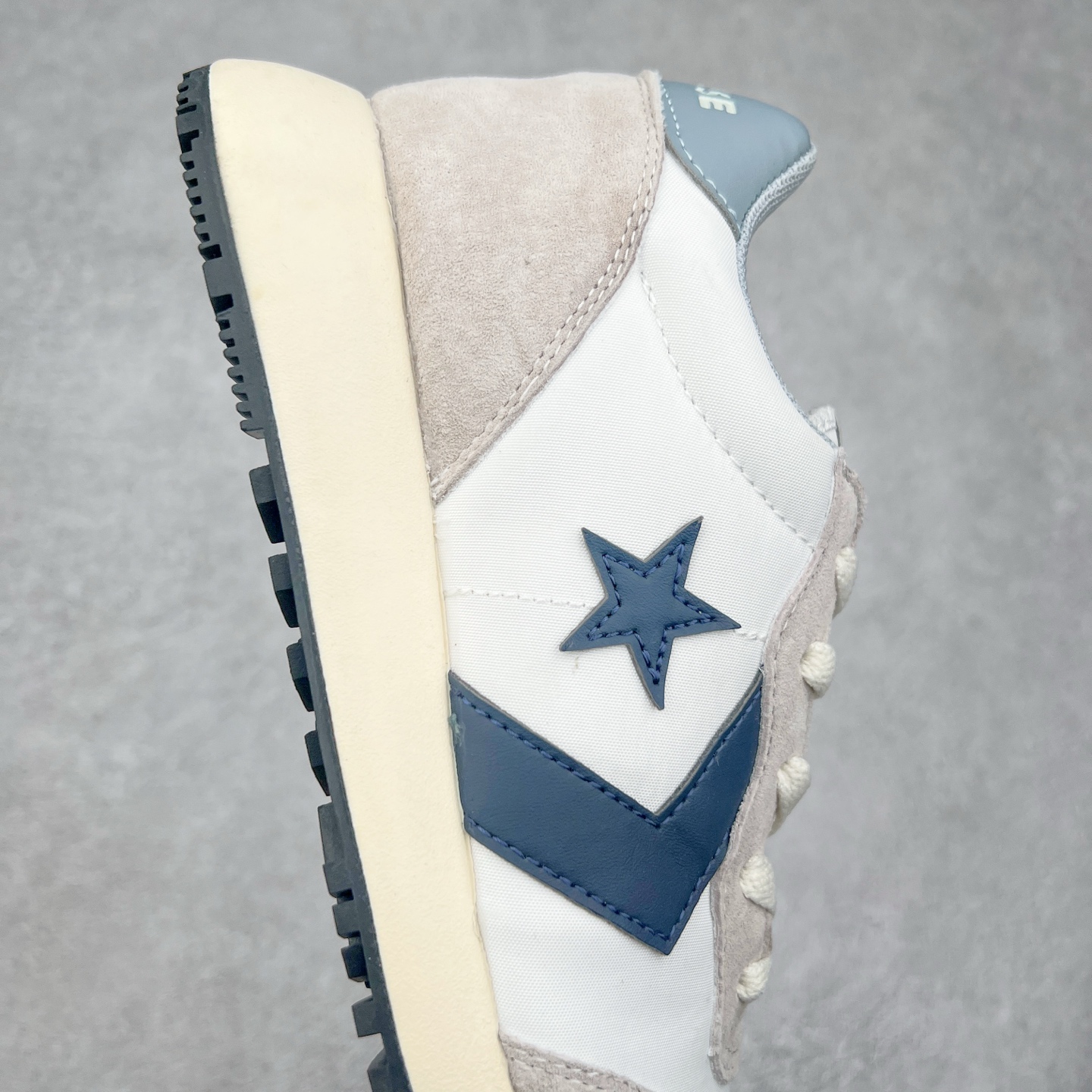 图片[6]-Converse Omega Trainer 王源同款 匡威官方 学院复古休闲阿甘跑步鞋 翻毛皮鞋面搭配网眼设计 不仅时尚感十足 还很舒适透气 Comfort鞋垫搭配轻盈的EVA中底 绝佳脚感体验 货号：A13378C 黑色 货号：A13376C 灰色 货号：A13377C 米白红 尺码：36 36.5 37 37.5 38 39 39.5 40 41 41.5 42 42.5 43 44-选品中心