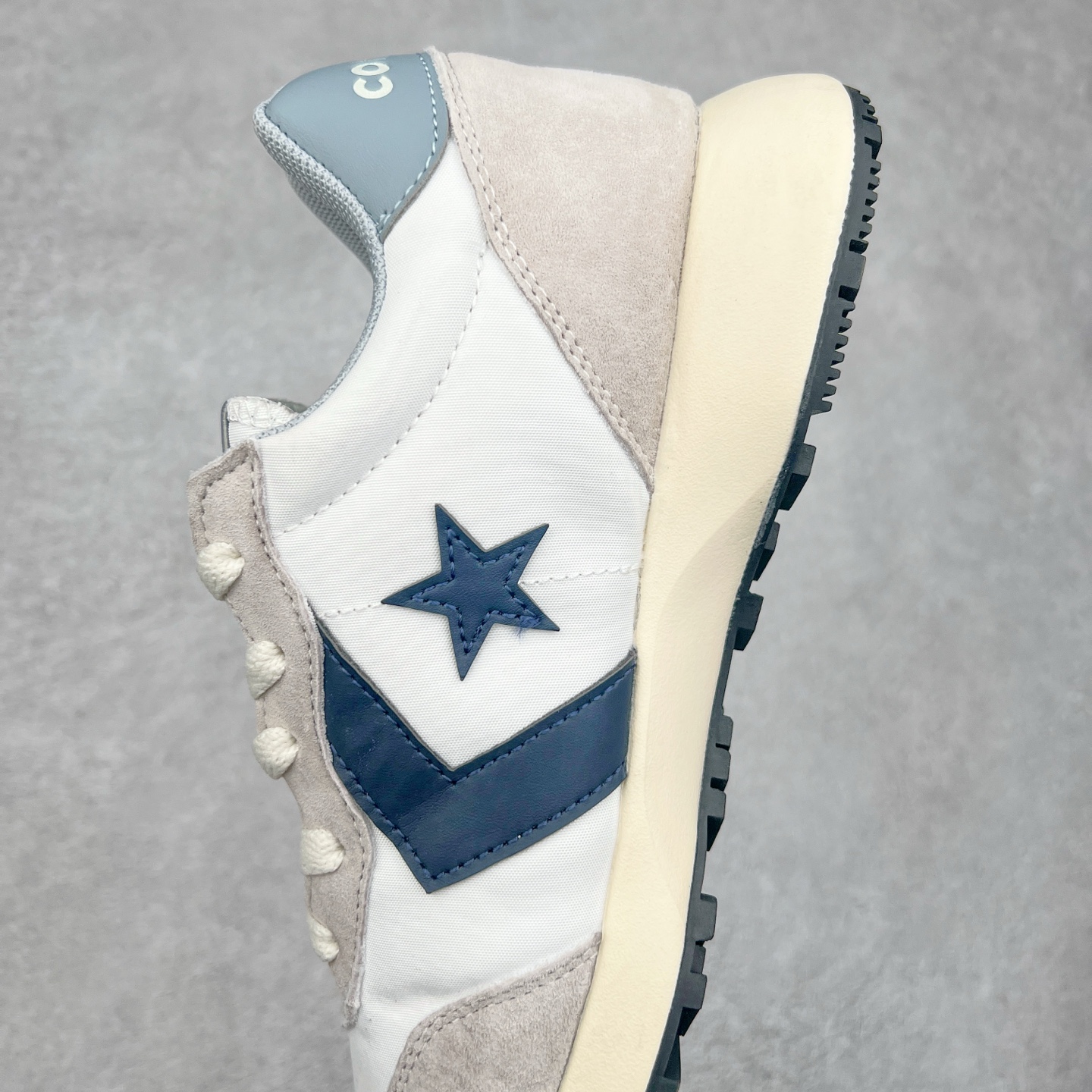 图片[7]-Converse Omega Trainer 王源同款 匡威官方 学院复古休闲阿甘跑步鞋 翻毛皮鞋面搭配网眼设计 不仅时尚感十足 还很舒适透气 Comfort鞋垫搭配轻盈的EVA中底 绝佳脚感体验 货号：A13378C 黑色 货号：A13376C 灰色 货号：A13377C 米白红 尺码：36 36.5 37 37.5 38 39 39.5 40 41 41.5 42 42.5 43 44-选品中心