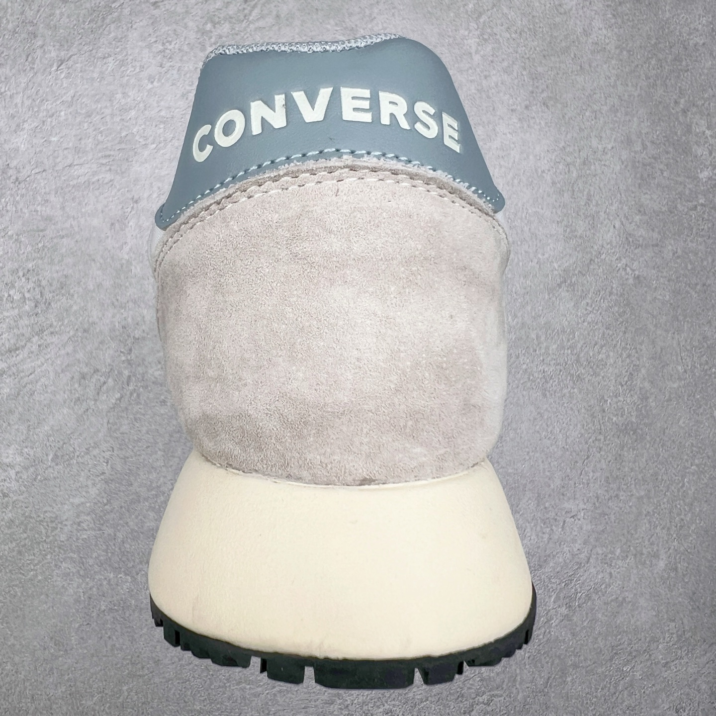 图片[8]-Converse Omega Trainer 王源同款 匡威官方 学院复古休闲阿甘跑步鞋 翻毛皮鞋面搭配网眼设计 不仅时尚感十足 还很舒适透气 Comfort鞋垫搭配轻盈的EVA中底 绝佳脚感体验 货号：A13378C 黑色 货号：A13376C 灰色 货号：A13377C 米白红 尺码：36 36.5 37 37.5 38 39 39.5 40 41 41.5 42 42.5 43 44-选品中心