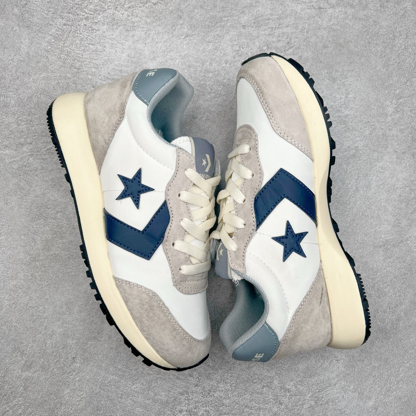 图片[3]-Converse Omega Trainer 王源同款 匡威官方 学院复古休闲阿甘跑步鞋 翻毛皮鞋面搭配网眼设计 不仅时尚感十足 还很舒适透气 Comfort鞋垫搭配轻盈的EVA中底 绝佳脚感体验 货号：A13378C 黑色 货号：A13376C 灰色 货号：A13377C 米白红 尺码：36 36.5 37 37.5 38 39 39.5 40 41 41.5 42 42.5 43 44-选品中心