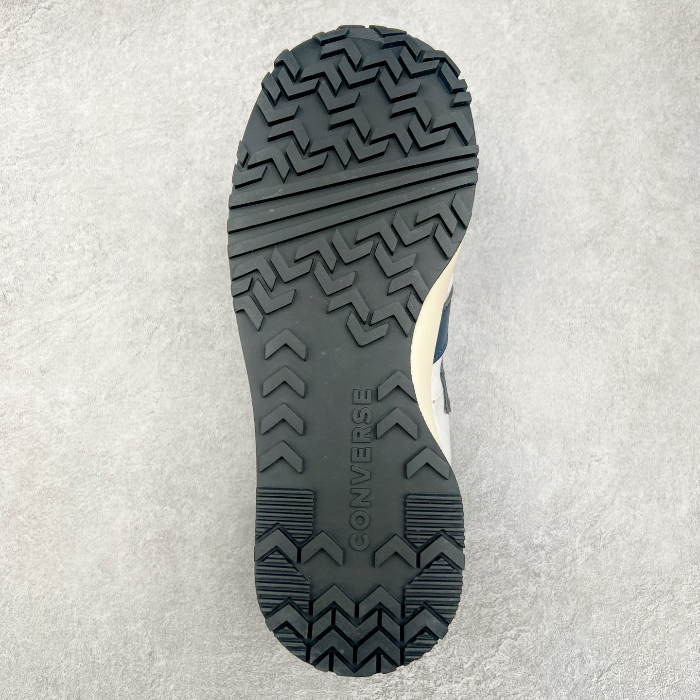 图片[9]-Converse Omega Trainer 王源同款 匡威官方 学院复古休闲阿甘跑步鞋 翻毛皮鞋面搭配网眼设计 不仅时尚感十足 还很舒适透气 Comfort鞋垫搭配轻盈的EVA中底 绝佳脚感体验 货号：A13378C 黑色 货号：A13376C 灰色 货号：A13377C 米白红 尺码：36 36.5 37 37.5 38 39 39.5 40 41 41.5 42 42.5 43 44-选品中心