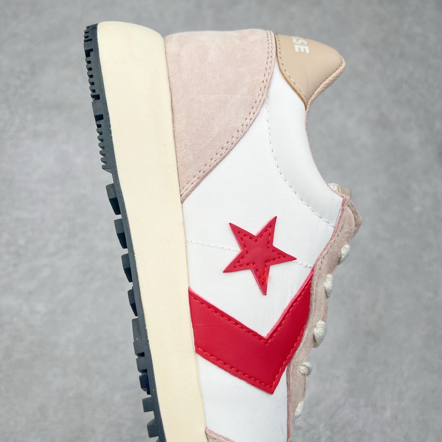 图片[6]-Converse Omega Trainer 王源同款 匡威官方 学院复古休闲阿甘跑步鞋 翻毛皮鞋面搭配网眼设计 不仅时尚感十足 还很舒适透气 Comfort鞋垫搭配轻盈的EVA中底 绝佳脚感体验 货号：A13378C 黑色 货号：A13376C 灰色 货号：A13377C 米白红 尺码：36 36.5 37 37.5 38 39 39.5 40 41 41.5 42 42.5 43 44-选品中心