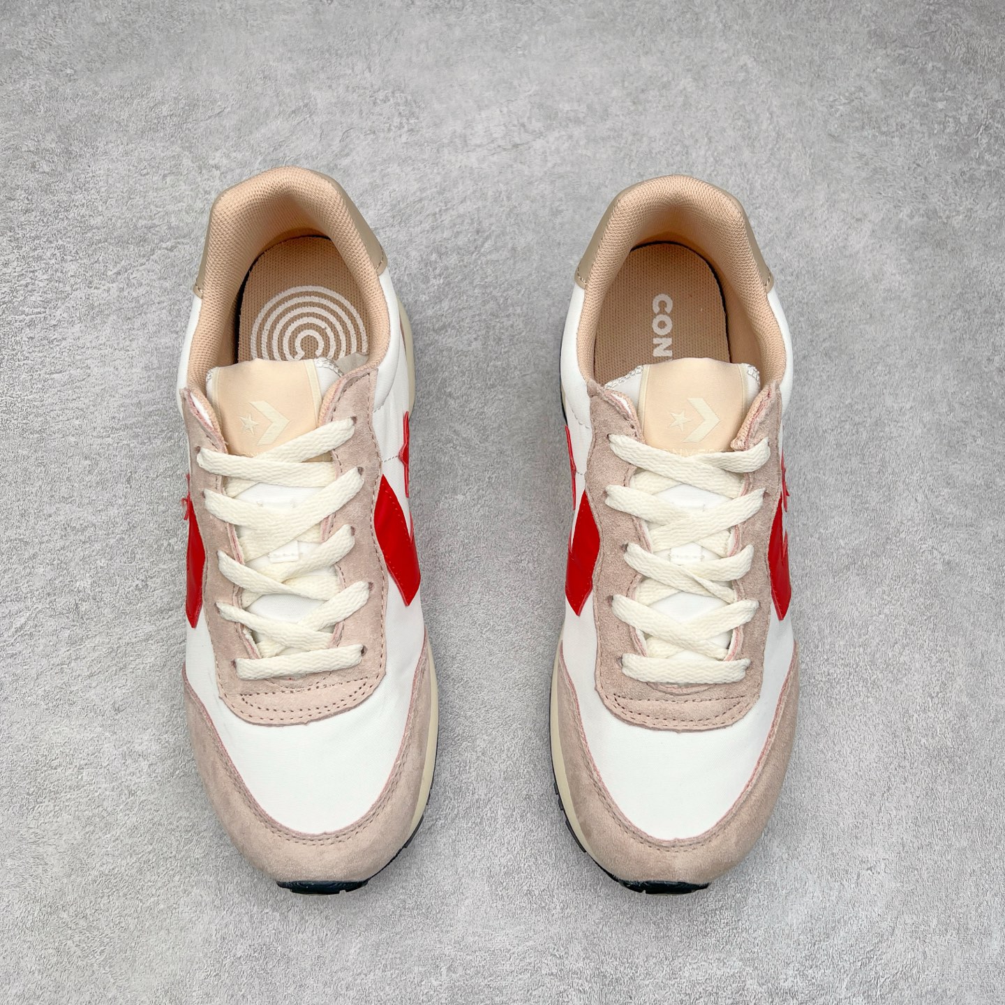 图片[2]-Converse Omega Trainer 王源同款 匡威官方 学院复古休闲阿甘跑步鞋 翻毛皮鞋面搭配网眼设计 不仅时尚感十足 还很舒适透气 Comfort鞋垫搭配轻盈的EVA中底 绝佳脚感体验 货号：A13378C 黑色 货号：A13376C 灰色 货号：A13377C 米白红 尺码：36 36.5 37 37.5 38 39 39.5 40 41 41.5 42 42.5 43 44-选品中心