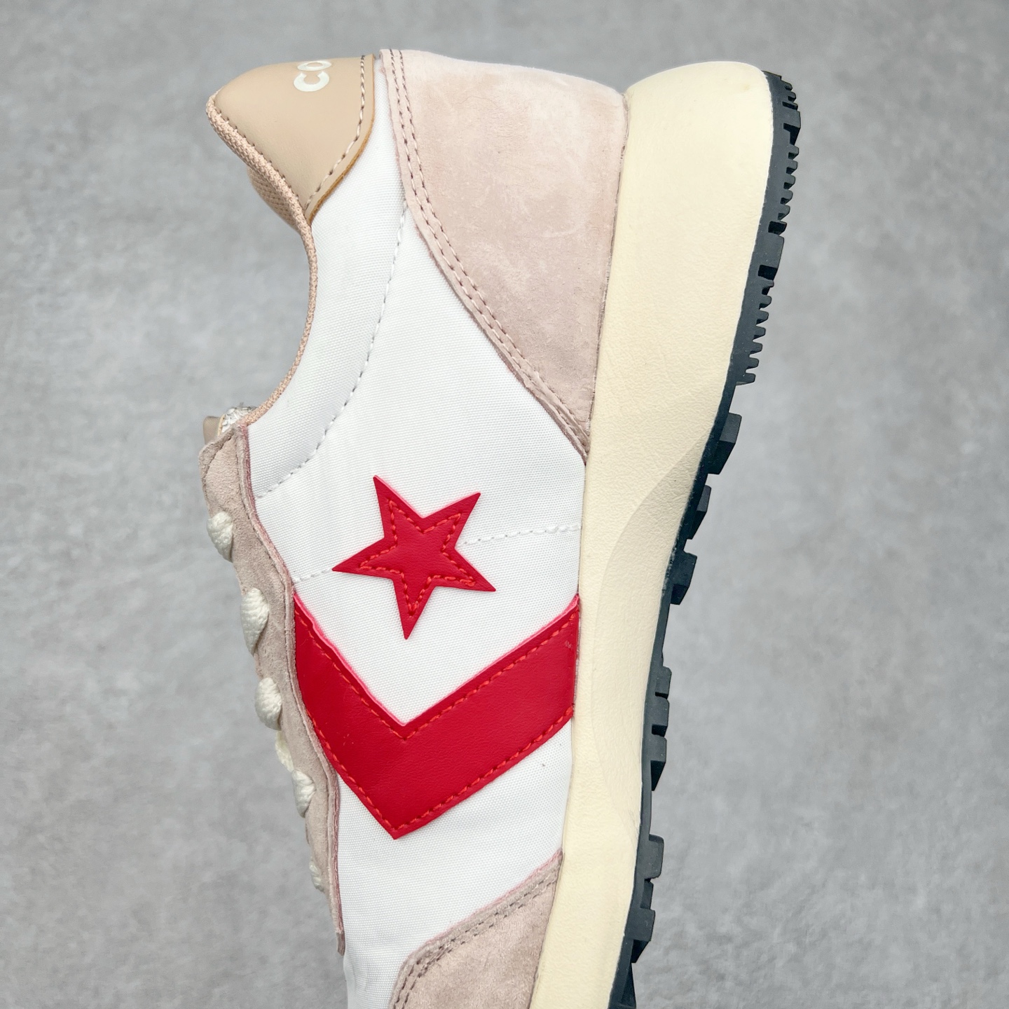 图片[7]-Converse Omega Trainer 王源同款 匡威官方 学院复古休闲阿甘跑步鞋 翻毛皮鞋面搭配网眼设计 不仅时尚感十足 还很舒适透气 Comfort鞋垫搭配轻盈的EVA中底 绝佳脚感体验 货号：A13378C 黑色 货号：A13376C 灰色 货号：A13377C 米白红 尺码：36 36.5 37 37.5 38 39 39.5 40 41 41.5 42 42.5 43 44-选品中心