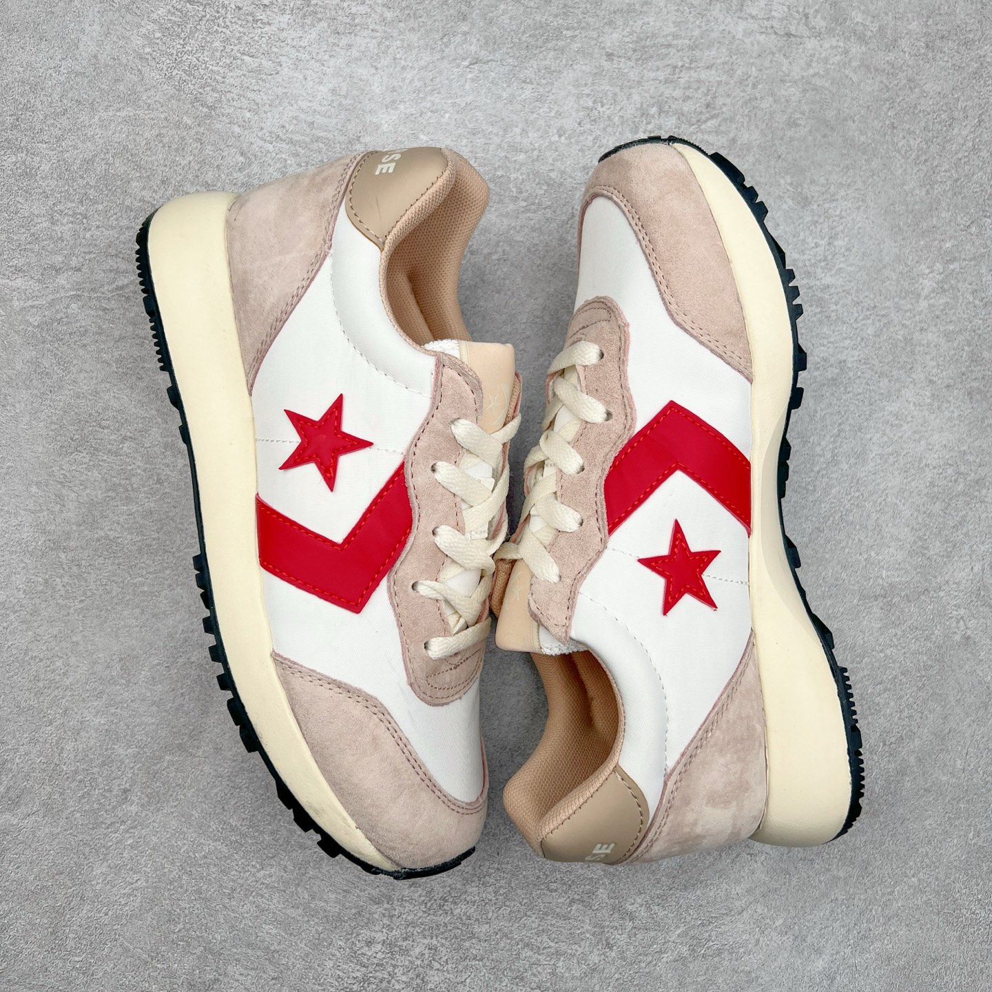 图片[3]-Converse Omega Trainer 王源同款 匡威官方 学院复古休闲阿甘跑步鞋 翻毛皮鞋面搭配网眼设计 不仅时尚感十足 还很舒适透气 Comfort鞋垫搭配轻盈的EVA中底 绝佳脚感体验 货号：A13378C 黑色 货号：A13376C 灰色 货号：A13377C 米白红 尺码：36 36.5 37 37.5 38 39 39.5 40 41 41.5 42 42.5 43 44-选品中心