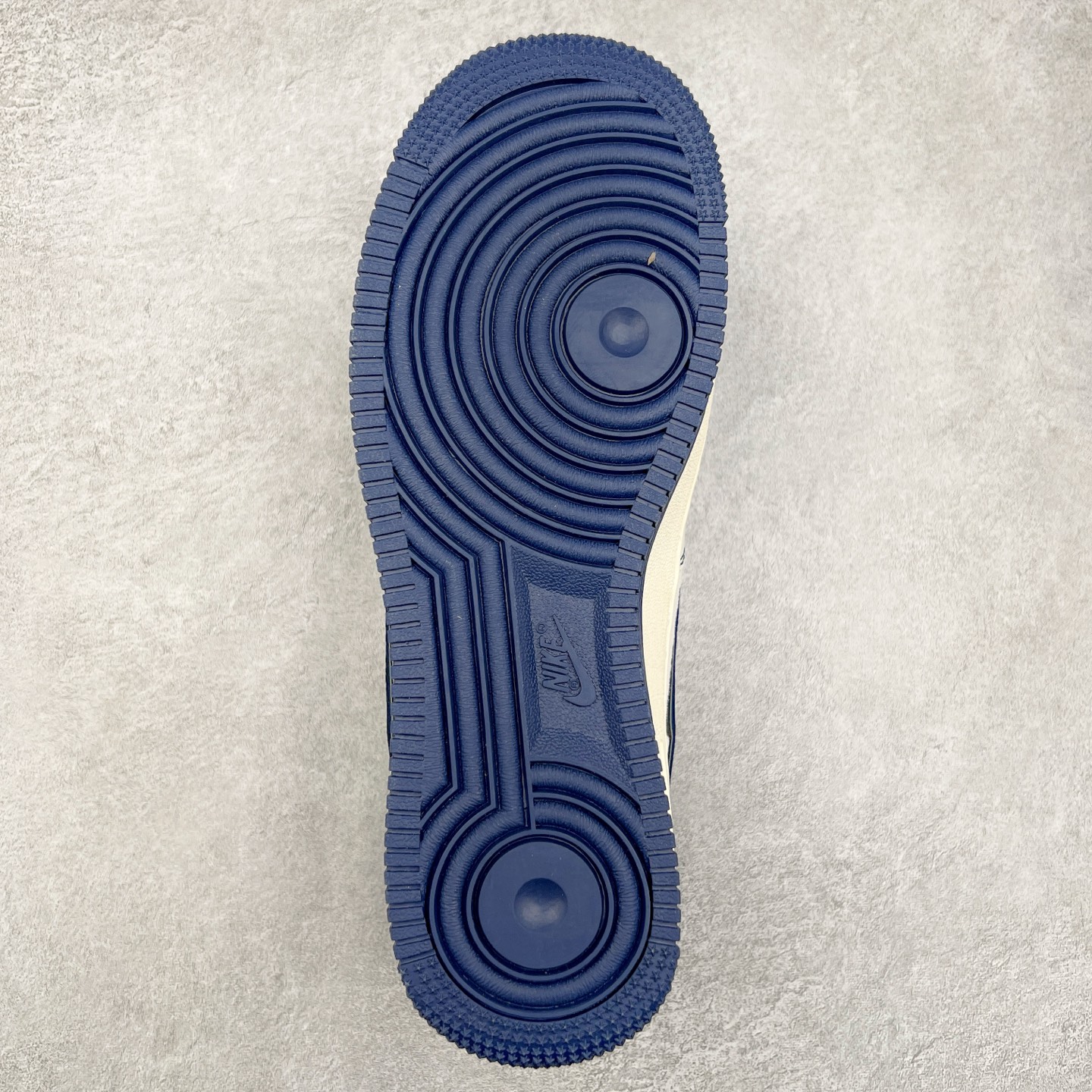 图片[9]-NK Air Force 1´07 Low 空军一号低帮百搭休闲运动板鞋 XZ6188-019 柔软、弹性十足的缓震性能和出色的中底设计 横跨复古与现代的外型结合 造就出风靡全球 三十多年的Force 1 直到今天还深受青睐 实拍调校N版已经零色差零失真 百分百还原实物色彩所见即所得 不存在货不对板色差等低级问题 选购参考实物拍摄 不混卖不参货 只用心做好货严格选品 承诺混一赔十 尺码：36 36.5 37.5 38 38.5 39 40 40.5 41 42 42.5 43 44 44.5 45-选品中心