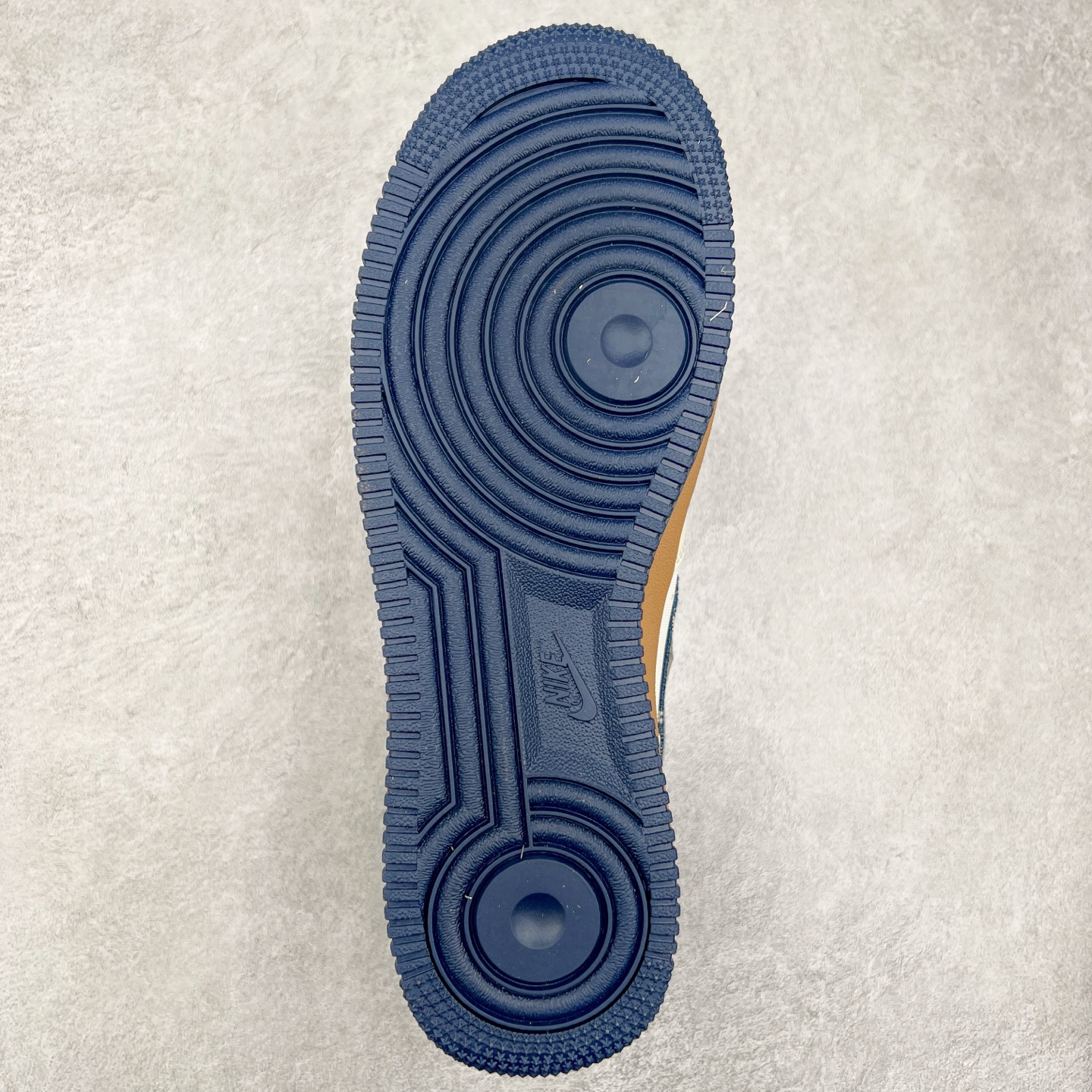 图片[9]-NK Air Force 1´07 Low 空军一号低帮百搭休闲运动板鞋 KK1988-052 柔软、弹性十足的缓震性能和出色的中底设计 横跨复古与现代的外型结合 造就出风靡全球 三十多年的Force 1 直到今天还深受青睐 实拍调校N版已经零色差零失真 百分百还原实物色彩所见即所得 不存在货不对板色差等低级问题 选购参考实物拍摄 不混卖不参货 只用心做好货严格选品 承诺混一赔十 尺码：36 36.5 37.5 38 38.5 39 40 40.5 41 42 42.5 43 44 44.5 45-选品中心