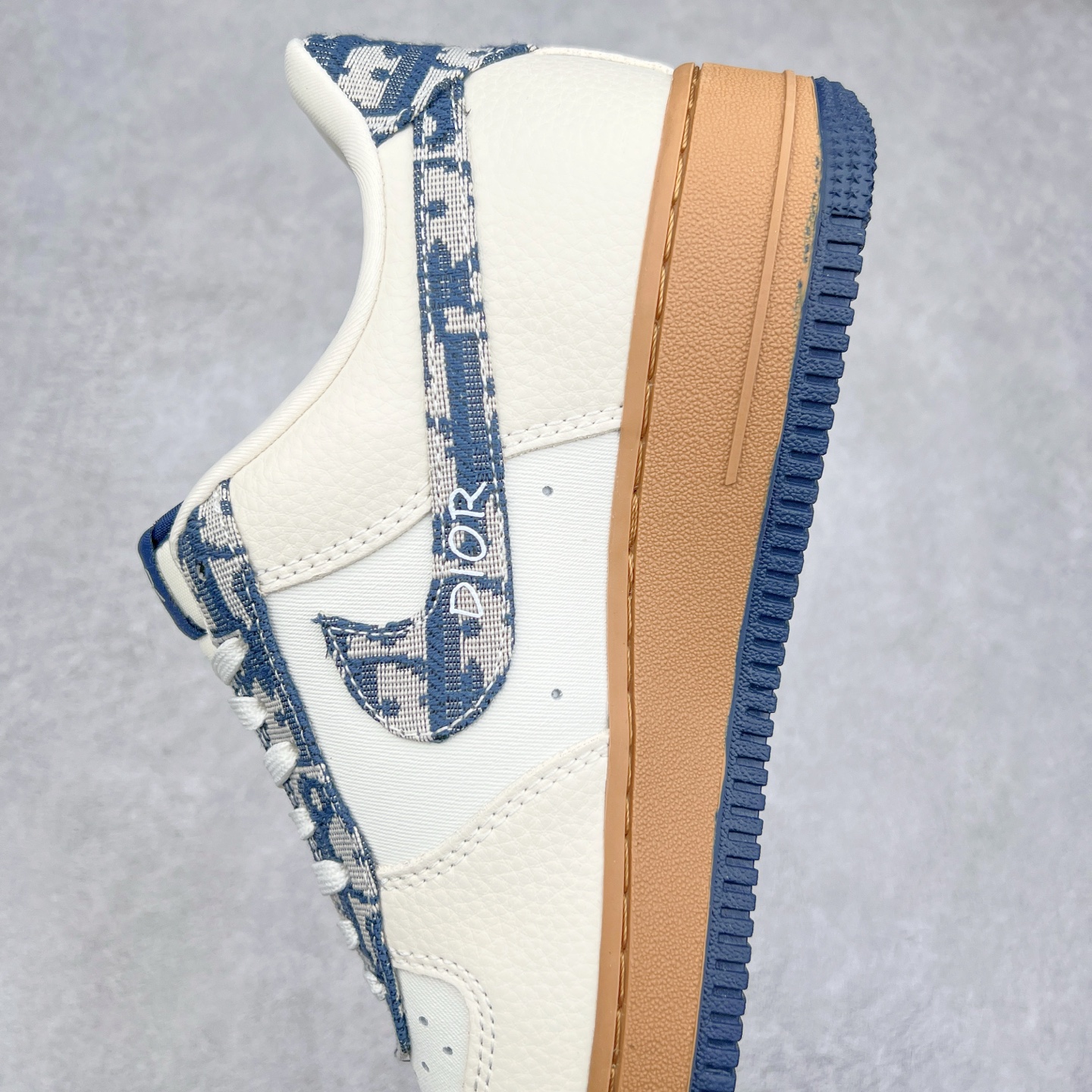 图片[7]-NK Air Force 1´07 Low 空军一号低帮百搭休闲运动板鞋 KK1988-052 柔软、弹性十足的缓震性能和出色的中底设计 横跨复古与现代的外型结合 造就出风靡全球 三十多年的Force 1 直到今天还深受青睐 实拍调校N版已经零色差零失真 百分百还原实物色彩所见即所得 不存在货不对板色差等低级问题 选购参考实物拍摄 不混卖不参货 只用心做好货严格选品 承诺混一赔十 尺码：36 36.5 37.5 38 38.5 39 40 40.5 41 42 42.5 43 44 44.5 45-选品中心