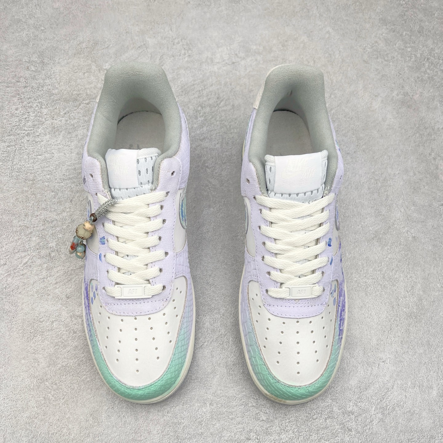 图片[2]-NK Air Force 1´07 Low 空军一号低帮百搭休闲运动板鞋 DX2678-666 柔软、弹性十足的缓震性能和出色的中底设计 横跨复古与现代的外型结合 造就出风靡全球 三十多年的Force 1 直到今天还深受青睐 实拍调校N版已经零色差零失真 百分百还原实物色彩所见即所得 不存在货不对板色差等低级问题 选购参考实物拍摄 不混卖不参货 只用心做好货严格选品 承诺混一赔十 尺码：36 36.5 37.5 38 38.5 39 40 40.5 41 42 42.5 43 44 44.5 45-选品中心