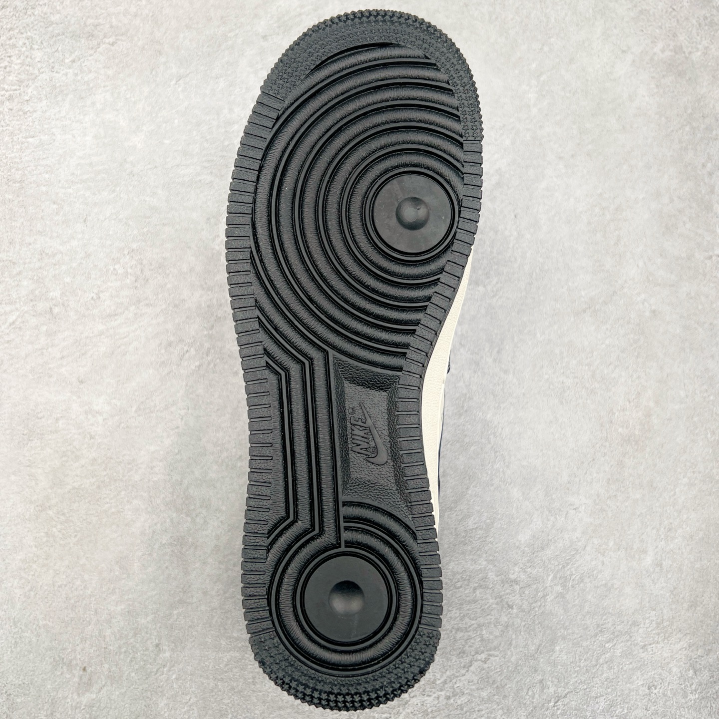 图片[9]-NK Air Force 1´07 Low 空军一号低帮百搭休闲运动板鞋 SJ1198-108 柔软、弹性十足的缓震性能和出色的中底设计 横跨复古与现代的外型结合 造就出风靡全球 三十多年的Force 1 直到今天还深受青睐 实拍调校N版已经零色差零失真 百分百还原实物色彩所见即所得 不存在货不对板色差等低级问题 选购参考实物拍摄 不混卖不参货 只用心做好货严格选品 承诺混一赔十 尺码：36 36.5 37.5 38 38.5 39 40 40.5 41 42 42.5 43 44 44.5 45-选品中心