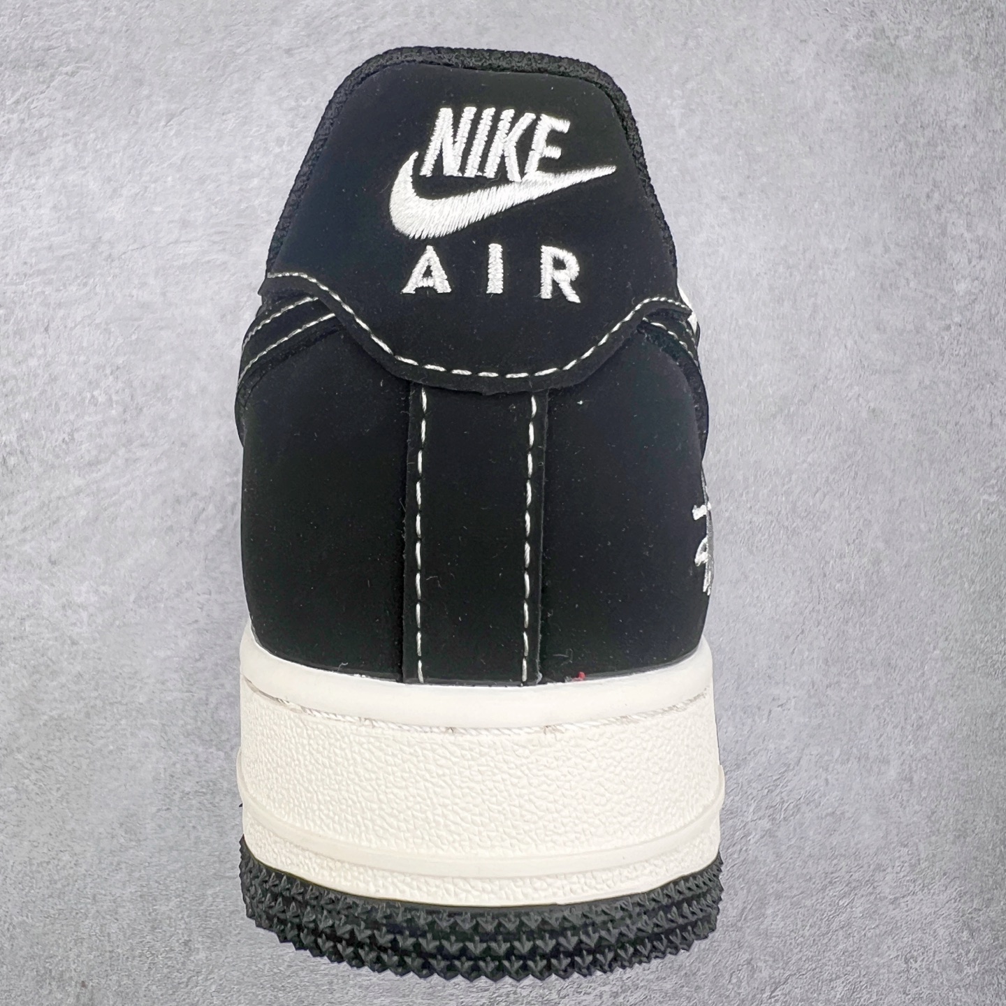 图片[8]-NK Air Force 1´07 Low 空军一号低帮百搭休闲运动板鞋 SJ1198-108 柔软、弹性十足的缓震性能和出色的中底设计 横跨复古与现代的外型结合 造就出风靡全球 三十多年的Force 1 直到今天还深受青睐 实拍调校N版已经零色差零失真 百分百还原实物色彩所见即所得 不存在货不对板色差等低级问题 选购参考实物拍摄 不混卖不参货 只用心做好货严格选品 承诺混一赔十 尺码：36 36.5 37.5 38 38.5 39 40 40.5 41 42 42.5 43 44 44.5 45-选品中心