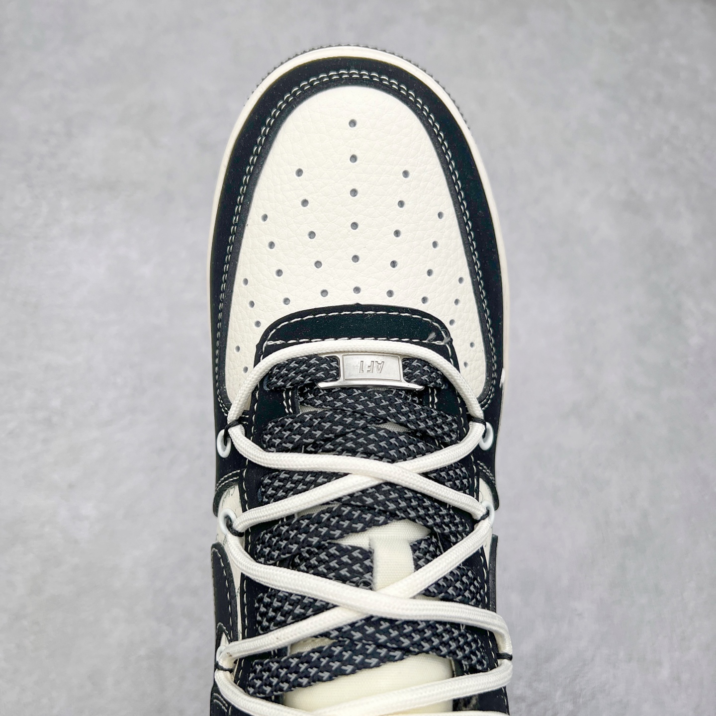 图片[4]-NK Air Force 1´07 Low 空军一号低帮百搭休闲运动板鞋 SJ1198-108 柔软、弹性十足的缓震性能和出色的中底设计 横跨复古与现代的外型结合 造就出风靡全球 三十多年的Force 1 直到今天还深受青睐 实拍调校N版已经零色差零失真 百分百还原实物色彩所见即所得 不存在货不对板色差等低级问题 选购参考实物拍摄 不混卖不参货 只用心做好货严格选品 承诺混一赔十 尺码：36 36.5 37.5 38 38.5 39 40 40.5 41 42 42.5 43 44 44.5 45-选品中心