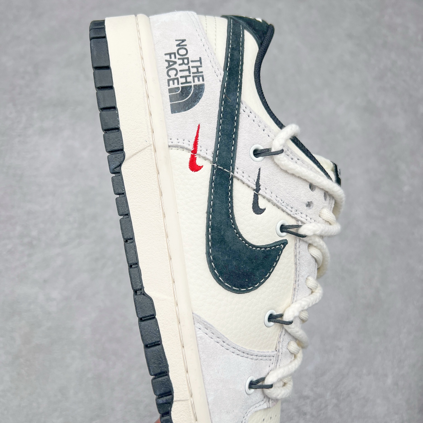 图片[6]-NK Dunk Low 定制配色 YC5066-257 大厂出品 极力推荐 原装头层材料 独家版型蒸餾加工帶來的是更好的视觉和脚感体验大厂纯原品质出货 清洁度 电绣工艺 皮料切割干净无任何毛边 细节完美 实拍调校N版已经零色差零失真 百分百还原实物色彩所见即所得 不存在货不对板色差等低级问题 选购参考实物拍摄 不混卖不参货 只用心做好货严格选品 承诺混一赔十 尺码：36 36.5 37.5 38 38.5 39 40 40.5 41 42 42.5 43 44 44.5 45-选品中心