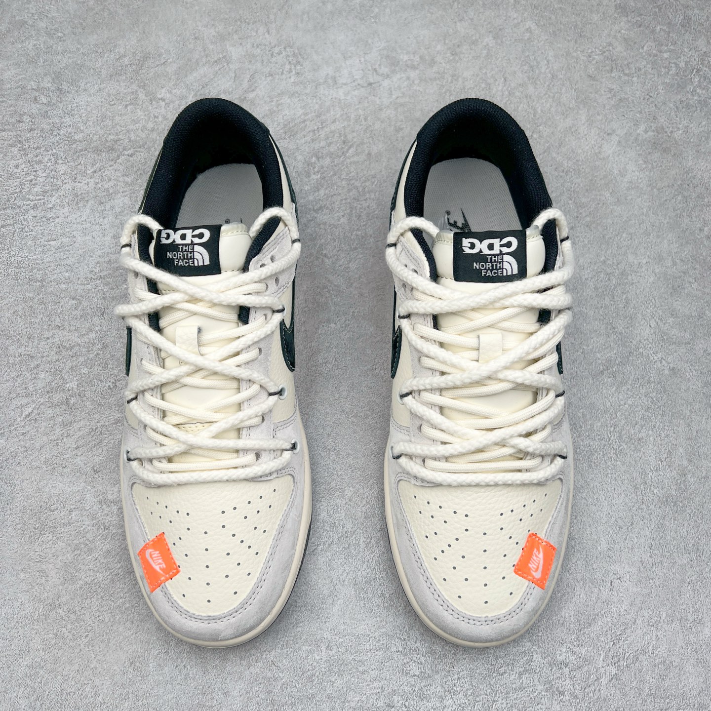 图片[2]-NK Dunk Low 定制配色 YC5066-257 大厂出品 极力推荐 原装头层材料 独家版型蒸餾加工帶來的是更好的视觉和脚感体验大厂纯原品质出货 清洁度 电绣工艺 皮料切割干净无任何毛边 细节完美 实拍调校N版已经零色差零失真 百分百还原实物色彩所见即所得 不存在货不对板色差等低级问题 选购参考实物拍摄 不混卖不参货 只用心做好货严格选品 承诺混一赔十 尺码：36 36.5 37.5 38 38.5 39 40 40.5 41 42 42.5 43 44 44.5 45-选品中心