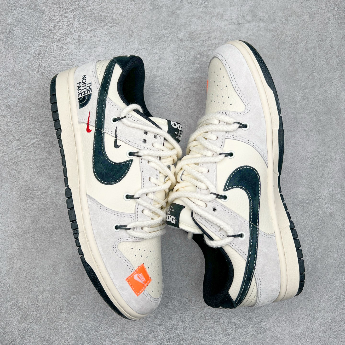 图片[3]-NK Dunk Low 定制配色 YC5066-257 大厂出品 极力推荐 原装头层材料 独家版型蒸餾加工帶來的是更好的视觉和脚感体验大厂纯原品质出货 清洁度 电绣工艺 皮料切割干净无任何毛边 细节完美 实拍调校N版已经零色差零失真 百分百还原实物色彩所见即所得 不存在货不对板色差等低级问题 选购参考实物拍摄 不混卖不参货 只用心做好货严格选品 承诺混一赔十 尺码：36 36.5 37.5 38 38.5 39 40 40.5 41 42 42.5 43 44 44.5 45-选品中心