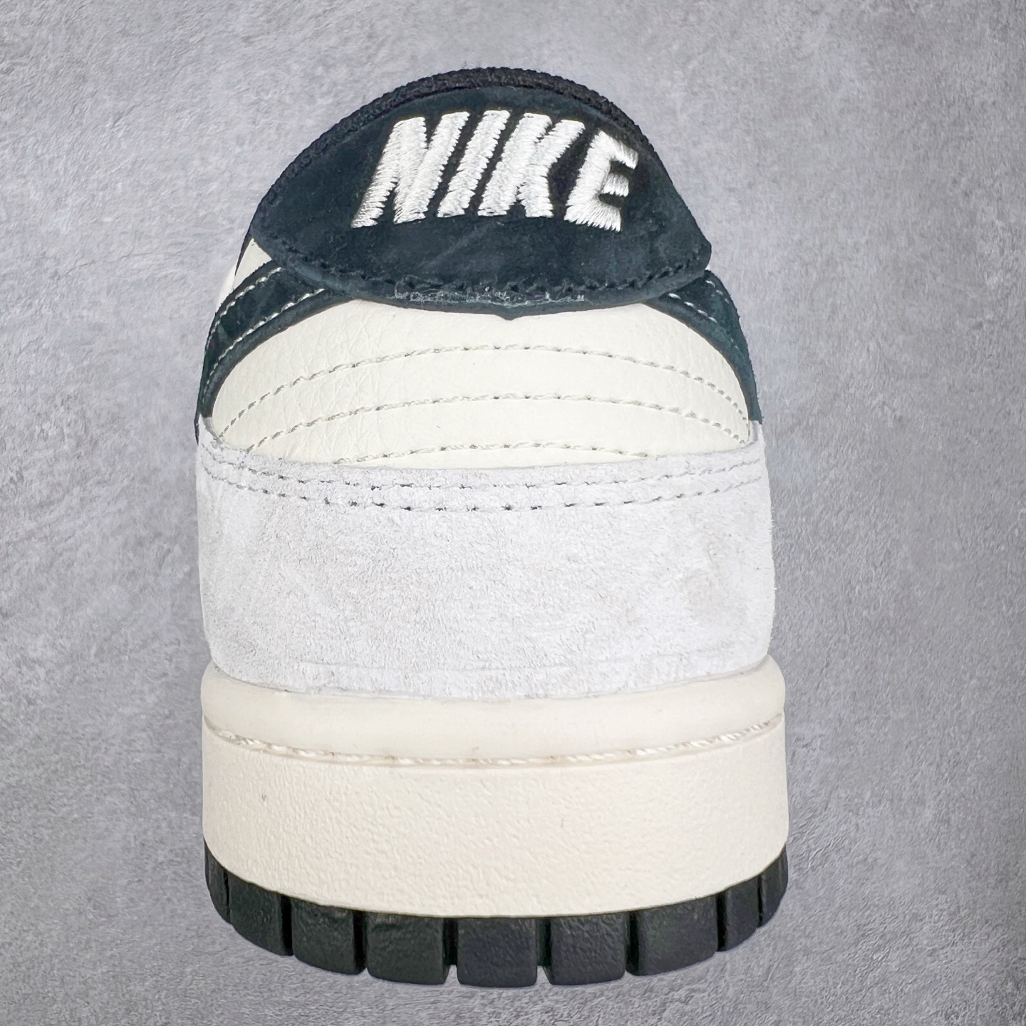 图片[8]-NK Dunk Low 定制配色 YC5066-257 大厂出品 极力推荐 原装头层材料 独家版型蒸餾加工帶來的是更好的视觉和脚感体验大厂纯原品质出货 清洁度 电绣工艺 皮料切割干净无任何毛边 细节完美 实拍调校N版已经零色差零失真 百分百还原实物色彩所见即所得 不存在货不对板色差等低级问题 选购参考实物拍摄 不混卖不参货 只用心做好货严格选品 承诺混一赔十 尺码：36 36.5 37.5 38 38.5 39 40 40.5 41 42 42.5 43 44 44.5 45-选品中心