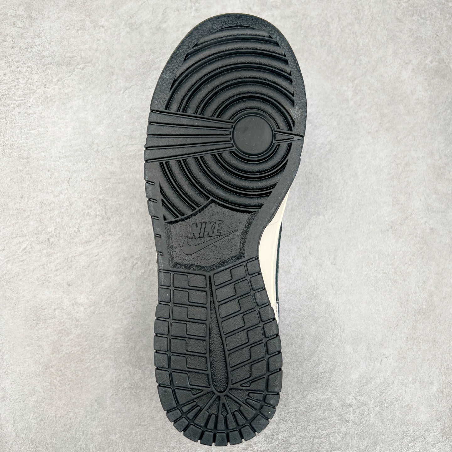 图片[9]-NK Dunk Low 定制配色 YC5066-257 大厂出品 极力推荐 原装头层材料 独家版型蒸餾加工帶來的是更好的视觉和脚感体验大厂纯原品质出货 清洁度 电绣工艺 皮料切割干净无任何毛边 细节完美 实拍调校N版已经零色差零失真 百分百还原实物色彩所见即所得 不存在货不对板色差等低级问题 选购参考实物拍摄 不混卖不参货 只用心做好货严格选品 承诺混一赔十 尺码：36 36.5 37.5 38 38.5 39 40 40.5 41 42 42.5 43 44 44.5 45-选品中心