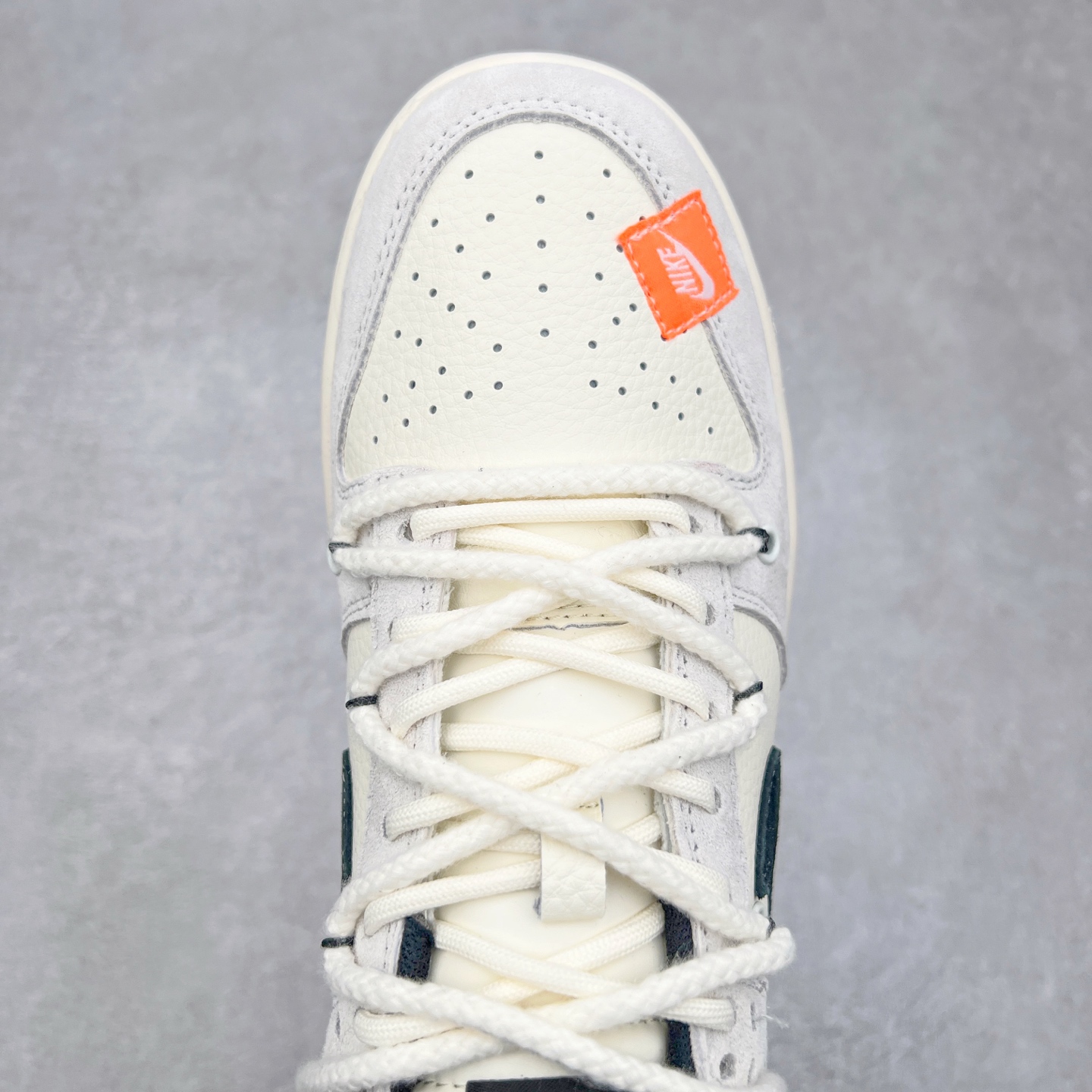 图片[4]-NK Dunk Low 定制配色 YC5066-257 大厂出品 极力推荐 原装头层材料 独家版型蒸餾加工帶來的是更好的视觉和脚感体验大厂纯原品质出货 清洁度 电绣工艺 皮料切割干净无任何毛边 细节完美 实拍调校N版已经零色差零失真 百分百还原实物色彩所见即所得 不存在货不对板色差等低级问题 选购参考实物拍摄 不混卖不参货 只用心做好货严格选品 承诺混一赔十 尺码：36 36.5 37.5 38 38.5 39 40 40.5 41 42 42.5 43 44 44.5 45-选品中心