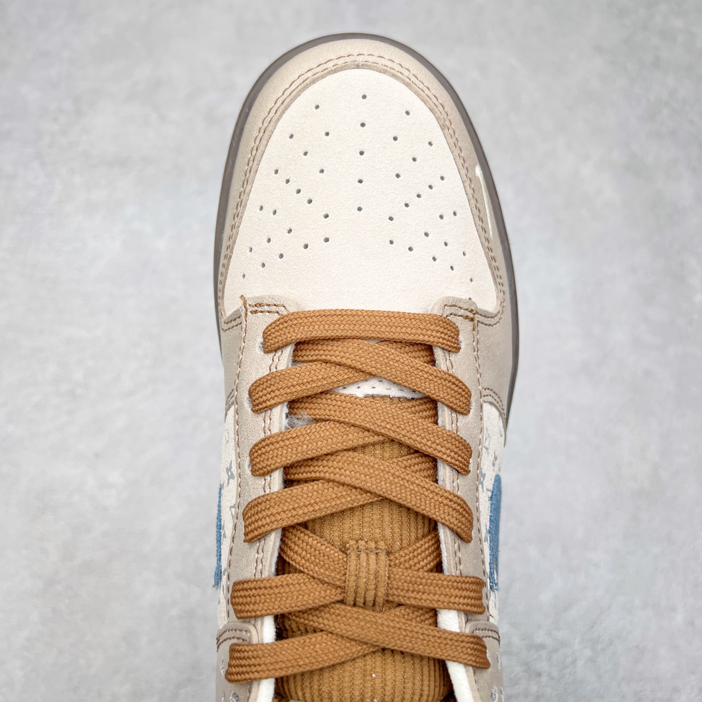 图片[4]-NK Dunk Low 定制配色 CH8311-235 大厂出品 极力推荐 原装头层材料 独家版型蒸餾加工帶來的是更好的视觉和脚感体验大厂纯原品质出货 清洁度 电绣工艺 皮料切割干净无任何毛边 细节完美 实拍调校N版已经零色差零失真 百分百还原实物色彩所见即所得 不存在货不对板色差等低级问题 选购参考实物拍摄 不混卖不参货 只用心做好货严格选品 承诺混一赔十 尺码：36 36.5 37.5 38 38.5 39 40 40.5 41 42 42.5 43 44 44.5 45-选品中心