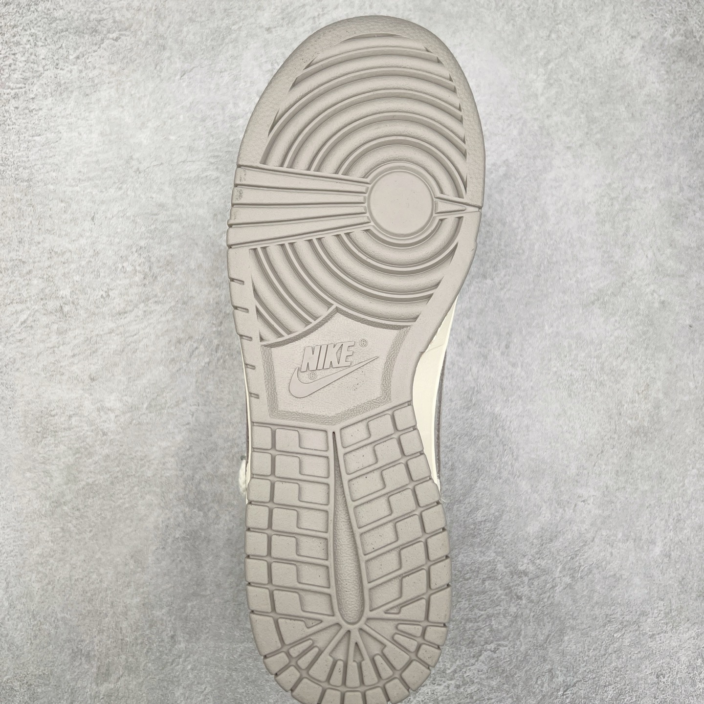 图片[9]-NK Dunk Low 定制配色 YC5066-261 大厂出品 极力推荐 原装头层材料 独家版型蒸餾加工帶來的是更好的视觉和脚感体验大厂纯原品质出货 清洁度 电绣工艺 皮料切割干净无任何毛边 细节完美 实拍调校N版已经零色差零失真 百分百还原实物色彩所见即所得 不存在货不对板色差等低级问题 选购参考实物拍摄 不混卖不参货 只用心做好货严格选品 承诺混一赔十 尺码：36 36.5 37.5 38 38.5 39 40 40.5 41 42 42.5 43 44 44.5 45-选品中心