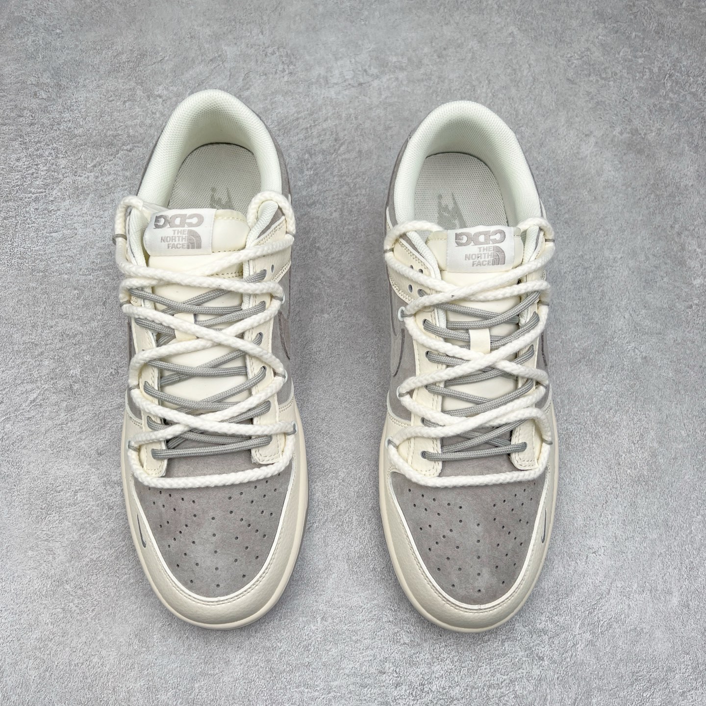 图片[2]-NK Dunk Low 定制配色 YC5066-261 大厂出品 极力推荐 原装头层材料 独家版型蒸餾加工帶來的是更好的视觉和脚感体验大厂纯原品质出货 清洁度 电绣工艺 皮料切割干净无任何毛边 细节完美 实拍调校N版已经零色差零失真 百分百还原实物色彩所见即所得 不存在货不对板色差等低级问题 选购参考实物拍摄 不混卖不参货 只用心做好货严格选品 承诺混一赔十 尺码：36 36.5 37.5 38 38.5 39 40 40.5 41 42 42.5 43 44 44.5 45-选品中心