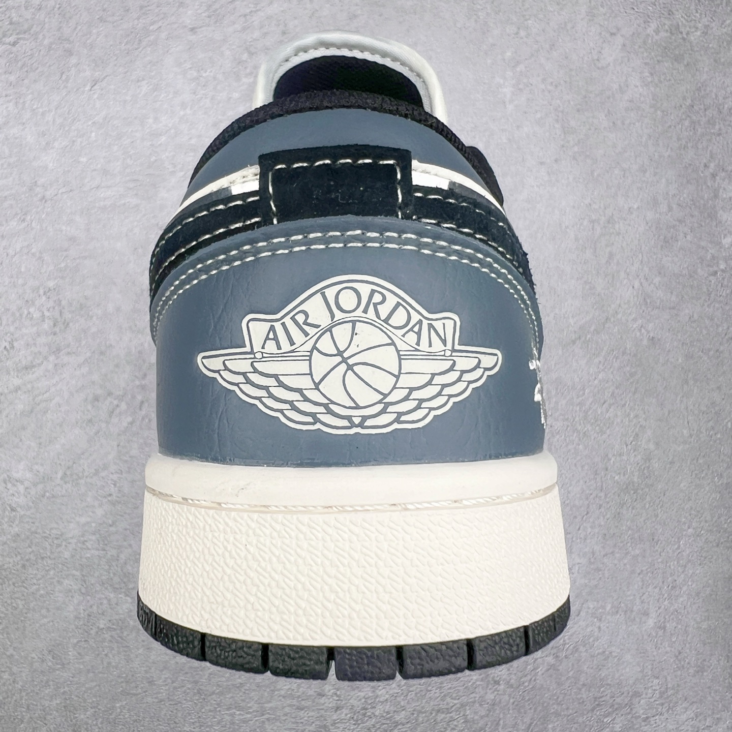 图片[8]-Air Jordan AJ1 Low 低帮定制 XX3318-502 原厂内置气垫魔块 A模大底 头层小牛皮 鞋舌AJ原厂专用牛津布+AJ专用反口珍珠布+原厂无杂质高弹内里海棉+特殊封边弹力鞋带 尺码：36 36.5 37.5 38 38.5 39 40 40.5 41 42 42.5 43 44 44.5 45-选品中心