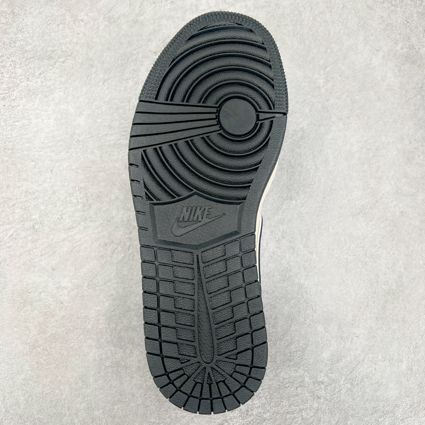 图片[9]-Air Jordan AJ1 Low 低帮定制 XX3318-502 原厂内置气垫魔块 A模大底 头层小牛皮 鞋舌AJ原厂专用牛津布+AJ专用反口珍珠布+原厂无杂质高弹内里海棉+特殊封边弹力鞋带 尺码：36 36.5 37.5 38 38.5 39 40 40.5 41 42 42.5 43 44 44.5 45-选品中心