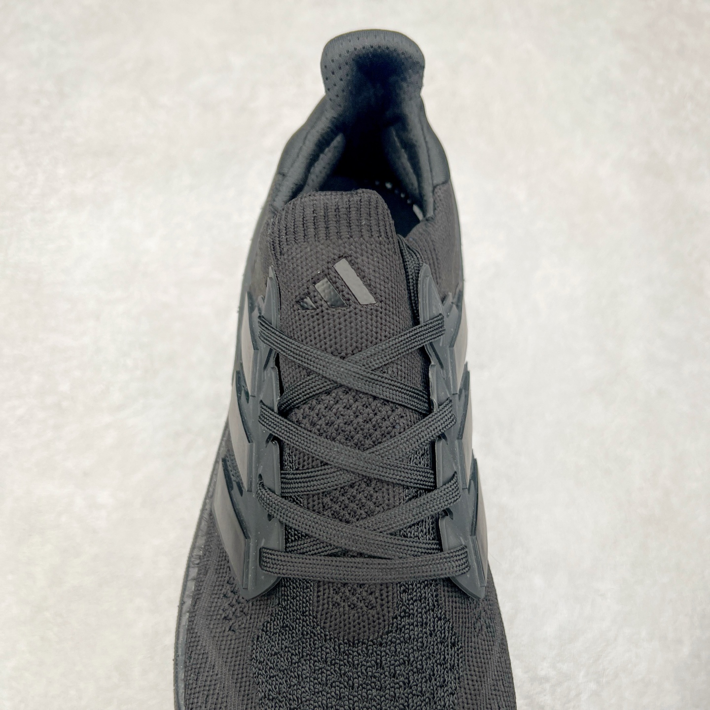 图片[5]-AD Ultra Boost 5X 2025高性能版5X系列UB低帮袜套式针织透气缓震休闲运动慢跑鞋 全新Ultraboost 5X官宣，颠覆以往，迎来该系列自2015年首次亮相最大一次革新！从鞋面到中底配置都有新的突破，跟着小编一同探究“阿迪UB有史以来最大升级”！Ultraboost 5X革新中底配置，采用LightBoost V2泡沫，与Ultraboost Light相比，前掌能量反馈增加2%。与此同时“加厚不增重”，中底相较于上一代更轻，让跑者每一次迈步都能得到更柔软、更澎湃的能量反馈。搭配X形“Torsion System”扭转系统，助力跑者从落地到脚趾离地过程的平稳过渡。Ultraboost 5X升级中足锁定性能，革新Mono Primeknit自适应鞋面配置，搭配轻质无笼鞋面结构，更加贴合跑者脚部。大底由Continental™橡胶制成，更耐磨，抓地力更出色。Adidas全新推出ULTRABOOST 5X，专注日常跑步，适用于任何级别的跑者，无距离门槛限制。兼具有氧跑、中短距离慢跑、节奏跑、间歇跑、日常通勤等各种场景，ULTRABOOST 5X都能给你带来优质的跑步体验。实拍调校N版已经零色差零失真 百分百还原实物色彩所见即所得 不存在货不对板色差等低级问题 选购参考实物拍摄 不混卖不参货 只用心做好货严格选品 承诺混一赔十 尺码：36 36.5 37.5 38 38.5 39 40 40.5 41 42 42.5 43 44 44.5 45-选品中心