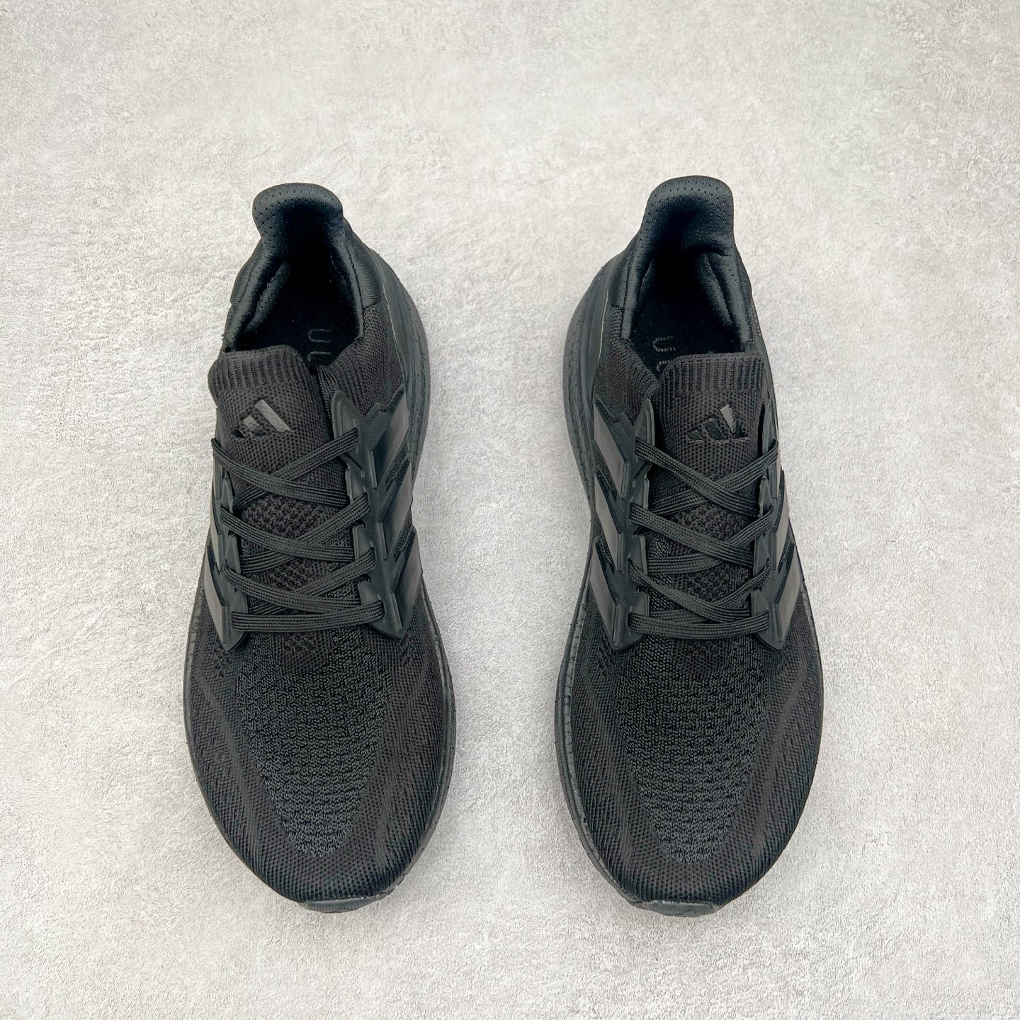 图片[2]-AD Ultra Boost 5X 2025高性能版5X系列UB低帮袜套式针织透气缓震休闲运动慢跑鞋 全新Ultraboost 5X官宣，颠覆以往，迎来该系列自2015年首次亮相最大一次革新！从鞋面到中底配置都有新的突破，跟着小编一同探究“阿迪UB有史以来最大升级”！Ultraboost 5X革新中底配置，采用LightBoost V2泡沫，与Ultraboost Light相比，前掌能量反馈增加2%。与此同时“加厚不增重”，中底相较于上一代更轻，让跑者每一次迈步都能得到更柔软、更澎湃的能量反馈。搭配X形“Torsion System”扭转系统，助力跑者从落地到脚趾离地过程的平稳过渡。Ultraboost 5X升级中足锁定性能，革新Mono Primeknit自适应鞋面配置，搭配轻质无笼鞋面结构，更加贴合跑者脚部。大底由Continental™橡胶制成，更耐磨，抓地力更出色。Adidas全新推出ULTRABOOST 5X，专注日常跑步，适用于任何级别的跑者，无距离门槛限制。兼具有氧跑、中短距离慢跑、节奏跑、间歇跑、日常通勤等各种场景，ULTRABOOST 5X都能给你带来优质的跑步体验。实拍调校N版已经零色差零失真 百分百还原实物色彩所见即所得 不存在货不对板色差等低级问题 选购参考实物拍摄 不混卖不参货 只用心做好货严格选品 承诺混一赔十 尺码：36 36.5 37.5 38 38.5 39 40 40.5 41 42 42.5 43 44 44.5 45-选品中心