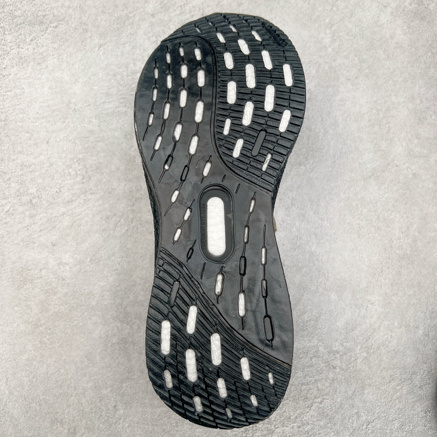 图片[9]-AD Ultra Boost 5X 2025高性能版5X系列UB低帮袜套式针织透气缓震休闲运动慢跑鞋 全新Ultraboost 5X官宣，颠覆以往，迎来该系列自2015年首次亮相最大一次革新！从鞋面到中底配置都有新的突破，跟着小编一同探究“阿迪UB有史以来最大升级”！Ultraboost 5X革新中底配置，采用LightBoost V2泡沫，与Ultraboost Light相比，前掌能量反馈增加2%。与此同时“加厚不增重”，中底相较于上一代更轻，让跑者每一次迈步都能得到更柔软、更澎湃的能量反馈。搭配X形“Torsion System”扭转系统，助力跑者从落地到脚趾离地过程的平稳过渡。Ultraboost 5X升级中足锁定性能，革新Mono Primeknit自适应鞋面配置，搭配轻质无笼鞋面结构，更加贴合跑者脚部。大底由Continental™橡胶制成，更耐磨，抓地力更出色。Adidas全新推出ULTRABOOST 5X，专注日常跑步，适用于任何级别的跑者，无距离门槛限制。兼具有氧跑、中短距离慢跑、节奏跑、间歇跑、日常通勤等各种场景，ULTRABOOST 5X都能给你带来优质的跑步体验。实拍调校N版已经零色差零失真 百分百还原实物色彩所见即所得 不存在货不对板色差等低级问题 选购参考实物拍摄 不混卖不参货 只用心做好货严格选品 承诺混一赔十 尺码：36 36.5 37.5 38 38.5 39 40 40.5 41 42 42.5 43 44 44.5 45-选品中心