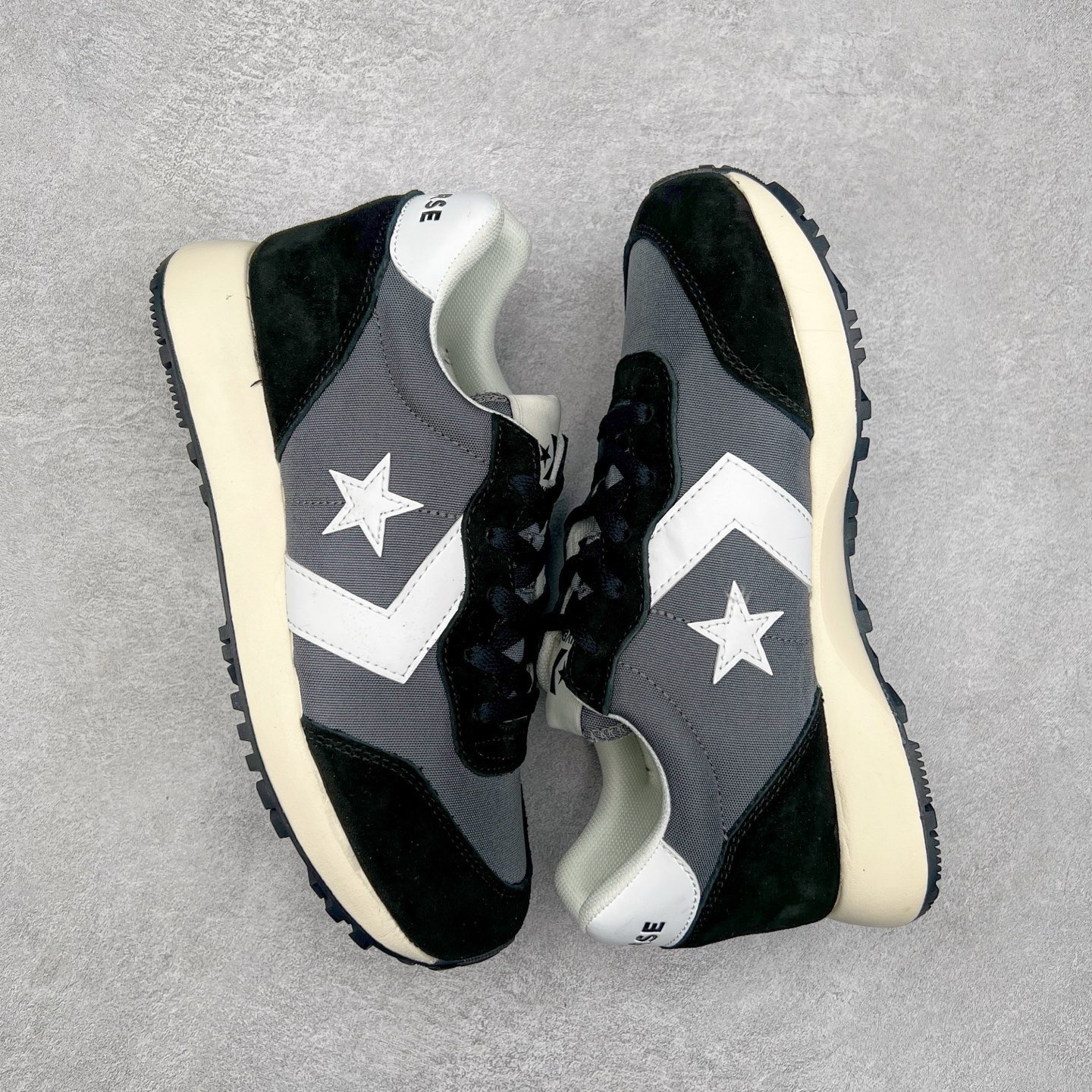 图片[9]-Converse Omega Trainer 王源同款 匡威官方 学院复古休闲阿甘跑步鞋 翻毛皮鞋面搭配网眼设计 不仅时尚感十足 还很舒适透气 Comfort鞋垫搭配轻盈的EVA中底 绝佳脚感体验 货号：A13378C 黑色 货号：A13376C 灰色 货号：A13377C 米白红 尺码：36 36.5 37 37.5 38 39 39.5 40 41 41.5 42 42.5 43 44-选品中心