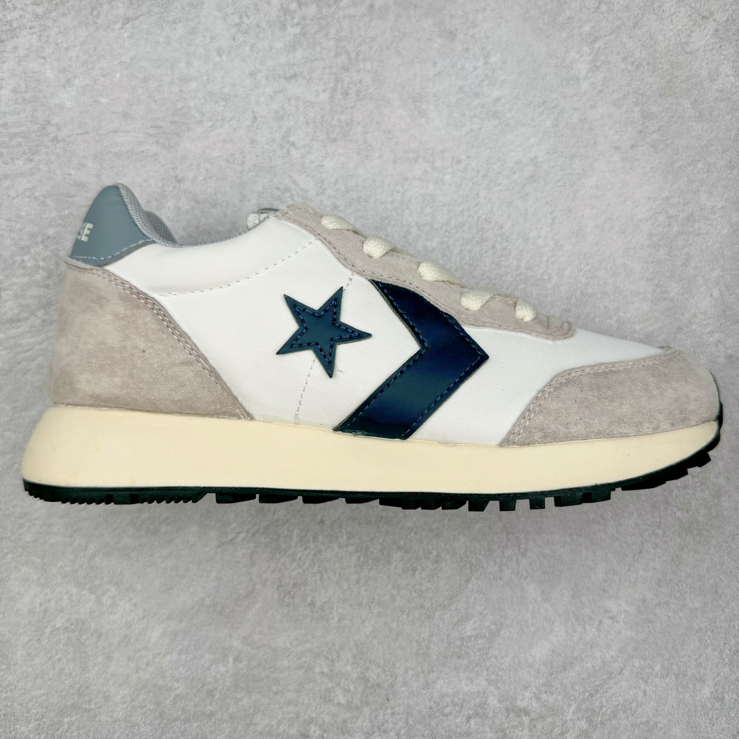 Converse Omega Trainer 王源同款 匡威官方 学院复古休闲阿甘跑步鞋 翻毛皮鞋面搭配网眼设计 不仅时尚感十足 还很舒适透气 Comfort鞋垫搭配轻盈的EVA中底 绝佳脚感体验 货号：A13378C 黑色 货号：A13376C 灰色 货号：A13377C 米白红 尺码：36 36.5 37 37.5 38 39 39.5 40 41 41.5 42 42.5 43 44-选品中心