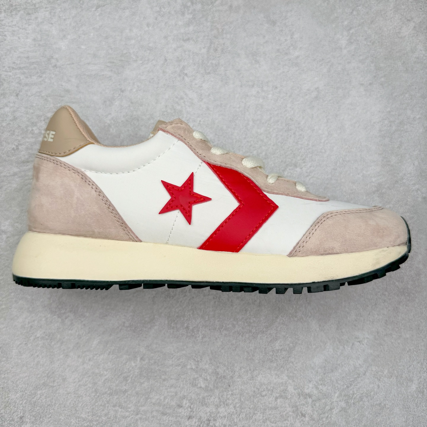 Converse Omega Trainer 王源同款 匡威官方 学院复古休闲阿甘跑步鞋 翻毛皮鞋面搭配网眼设计 不仅时尚感十足 还很舒适透气 Comfort鞋垫搭配轻盈的EVA中底 绝佳脚感体验 货号：A13378C 黑色 货号：A13376C 灰色 货号：A13377C 米白红 尺码：36 36.5 37 37.5 38 39 39.5 40 41 41.5 42 42.5 43 44-选品中心