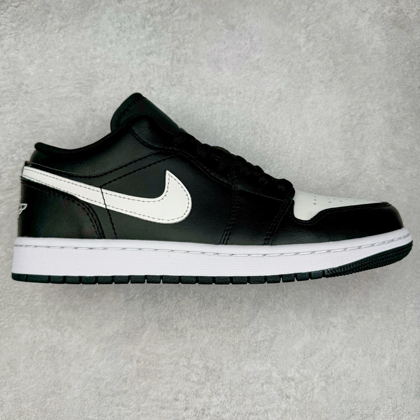 ＃DT纯原 Air Jordan AJ1 Low 低帮 黑白 553558-043 终端优势供应 市面中低帮最具代表性版本没有之一 口碑大厂出品 品控大底版型不断改良更新 全套原纸板楦头开发 确保原汁原味 完美呈现版型 完美零毛边处理 原厂内置全掌气垫 价格定位良心 平台专用代工流水线出品 一眼公司既视感 拿到手的一瞬间就与众不同 碾压市面所有版本 全部原鞋开发 每一个配色都会采购原鞋确认细节 打破市面看图做货无好货之说 尺码：35.5 36 36.5 37.5 38 38.5 39 40 40.5 41 42 42.5 43 44 44.5 45 46-选品中心