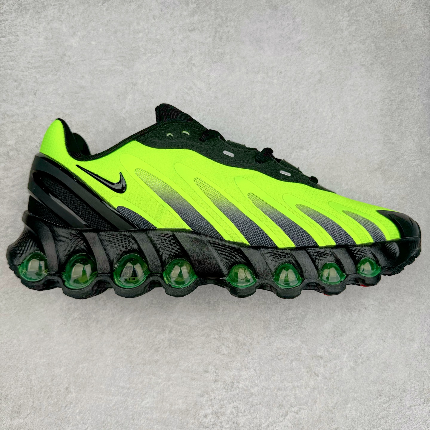 图片[11]-NK Air Max DN8 全掌科技气垫缓震运动跑鞋 DN8的核心亮点在于其八腔气垫结构 根据不同部位设定的气压值专为行走设计 提供卓越的舒适感 鞋面的设计让人联想到上世纪90年代末至2000年代初的多款Air Max 中底上系列圆形孔洞引发了热议 不少人将其与竞争品牌的缓震技术进行比较 例如K-SWISS 2010年代初推出的Tubes技 及以多孔鞋底闻名的品牌 尺码：36 36.5 37.5 38 38.5 39 40 40.5 41 42 42.5 43 44 44.5 45-选品中心