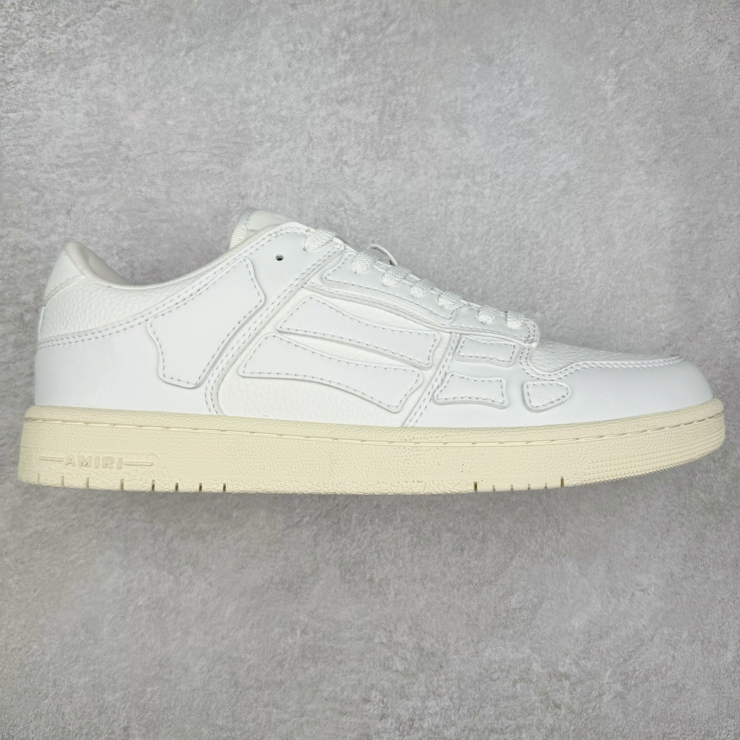 图片[4]-＃莞产 Amiri 埃米尔 Skeleton Low-Skel top Sneakers 骨骼系列情侣鞋 当潮顶流产品 众星上脚 低帮运动休闲板鞋 正确骨头形状 鞋舌外翻细节 头层牛皮双层加厚鞋面 鞋帮侧面骨头采用两张牛皮贴合处理 立体感更好 皮料切口均油边处理 定制金属LOGO铭牌及吊牌 并配有官方购物袋尽显高端大气 尺码 35 36 37 38 39 40 41 42 43 44 45-选品中心