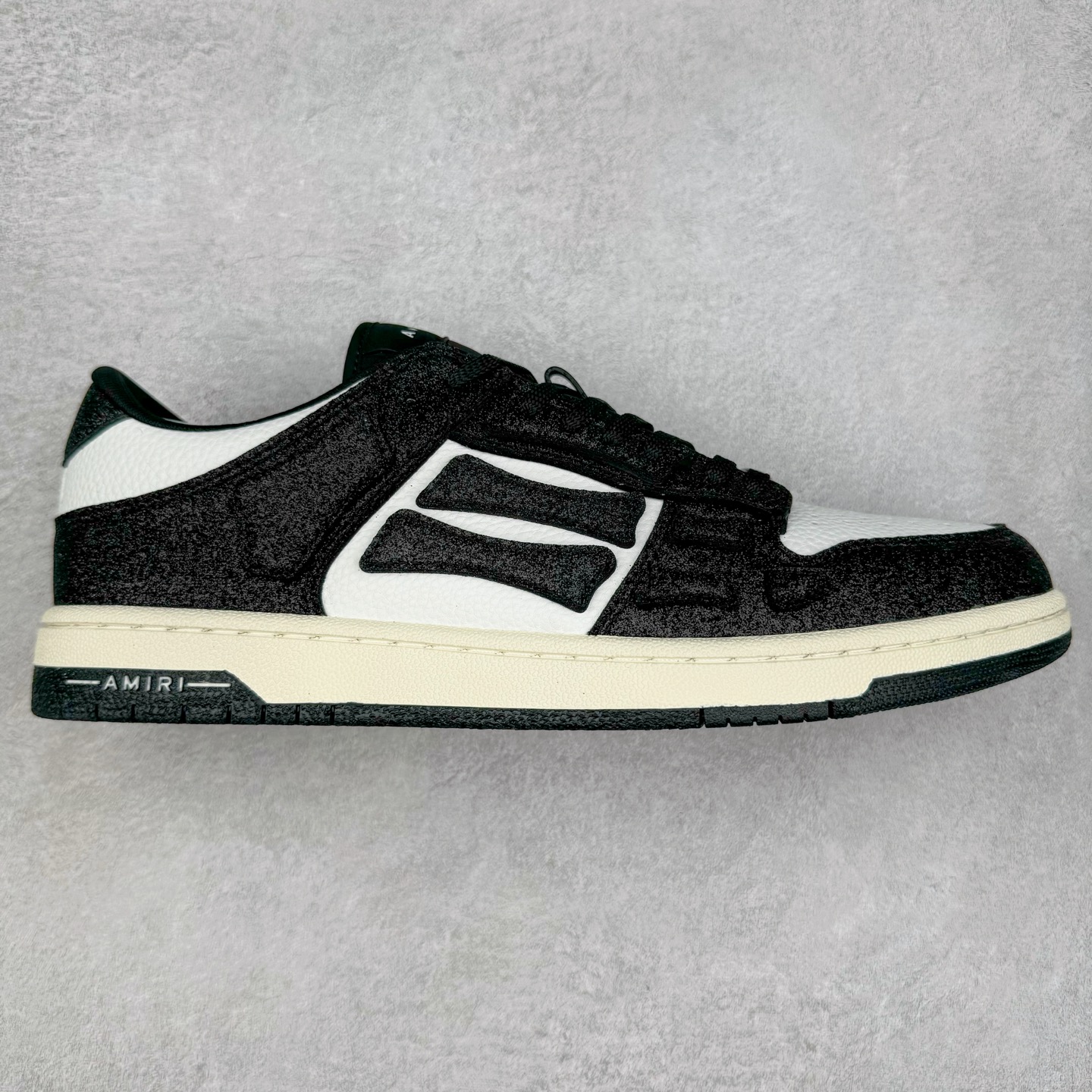 图片[5]-＃莞产 Amiri 埃米尔 Skeleton Low-Skel top Sneakers 骨骼系列情侣鞋 当潮顶流产品 众星上脚 低帮运动休闲板鞋 正确骨头形状 鞋舌外翻细节 头层牛皮双层加厚鞋面 鞋帮侧面骨头采用两张牛皮贴合处理 立体感更好 皮料切口均油边处理 定制金属LOGO铭牌及吊牌 并配有官方购物袋尽显高端大气 尺码 35 36 37 38 39 40 41 42 43 44 45-选品中心