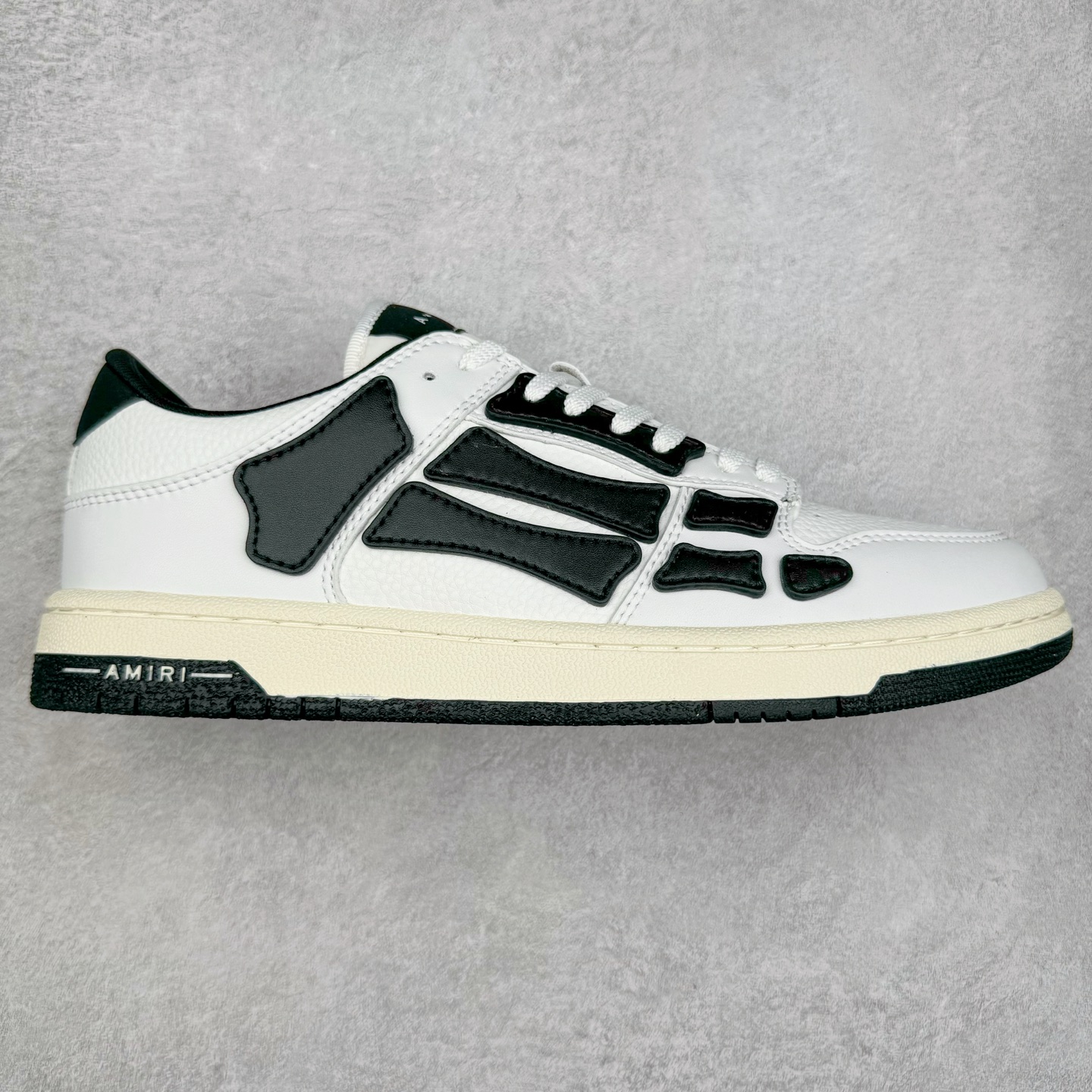 图片[3]-＃莞产 Amiri 埃米尔 Skeleton Low-Skel top Sneakers 骨骼系列情侣鞋 当潮顶流产品 众星上脚 低帮运动休闲板鞋 正确骨头形状 鞋舌外翻细节 头层牛皮双层加厚鞋面 鞋帮侧面骨头采用两张牛皮贴合处理 立体感更好 皮料切口均油边处理 定制金属LOGO铭牌及吊牌 并配有官方购物袋尽显高端大气 尺码 35 36 37 38 39 40 41 42 43 44 45-选品中心