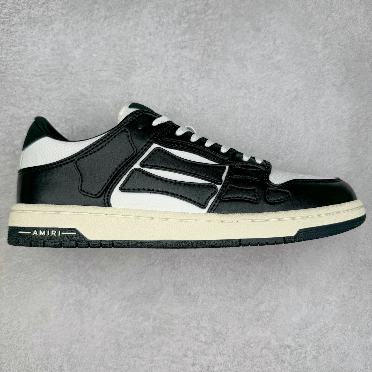 #莞产 Amiri 埃米尔 Skeleton Low-Skel top Sneakers 骨骼系列情侣鞋 当潮顶流产品 众星上脚 低帮运动休闲板鞋 正确骨头形状 鞋舌外翻细节 头层牛皮双层加厚鞋面 鞋帮侧面骨头采用两张牛皮贴合处理 立体感更好 皮料切口均油边处理 定制金属LOGO铭牌及吊牌 并配有官方购物袋尽显高端大气 尺码 35 36 37 38 39 40 41 42 43 44 45-选品中心