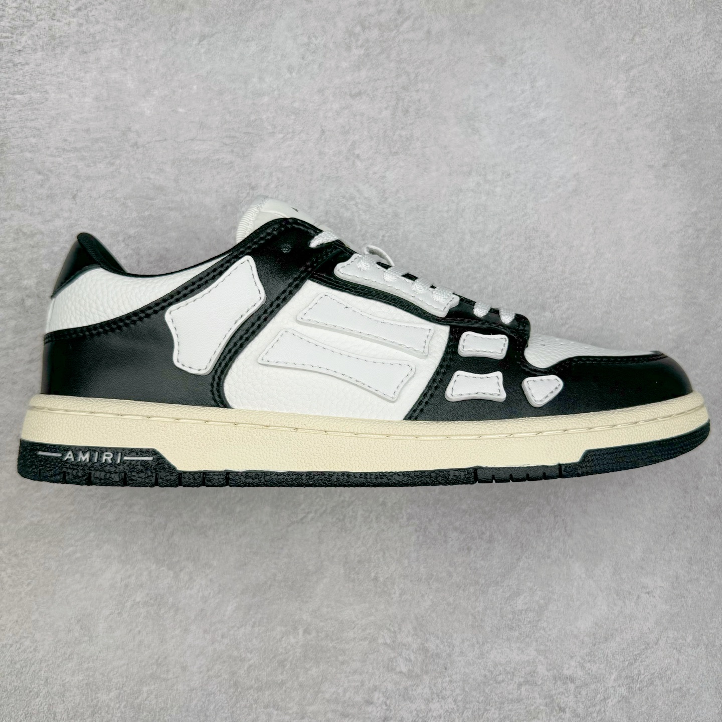 ＃莞产 Amiri 埃米尔 Skeleton Low-Skel top Sneakers 骨骼系列情侣鞋 当潮顶流产品 众星上脚 低帮运动休闲板鞋 正确骨头形状 鞋舌外翻细节 头层牛皮双层加厚鞋面 鞋帮侧面骨头采用两张牛皮贴合处理 立体感更好 皮料切口均油边处理 定制金属LOGO铭牌及吊牌 并配有官方购物袋尽显高端大气 尺码 35 36 37 38 39 40 41 42 43 44 45-选品中心