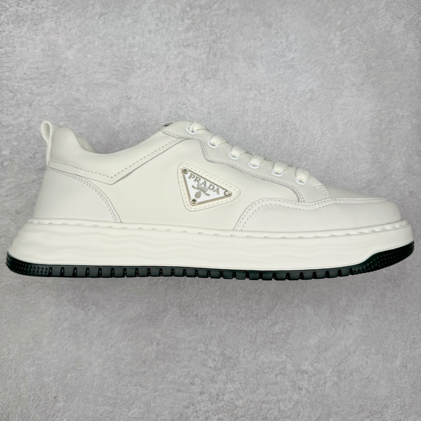 PRADA普拉达 厚底徽标系带运动休闲男鞋系列 广东大厂品质 专柜同步 大气个性更潮更抢眼更追求档次，它将颠覆旧念，与您共度时尚潮人必备! 面料采用原版进口小牛皮 牛皮内里垫脚 橡胶发泡大底 轻便防滑耐磨 脚感舒适 款式耐看做工精细 配以简洁利落的鞋楦 彰显男人的果敢和硬朗 尺码：39-44（皮鞋码）-选品中心